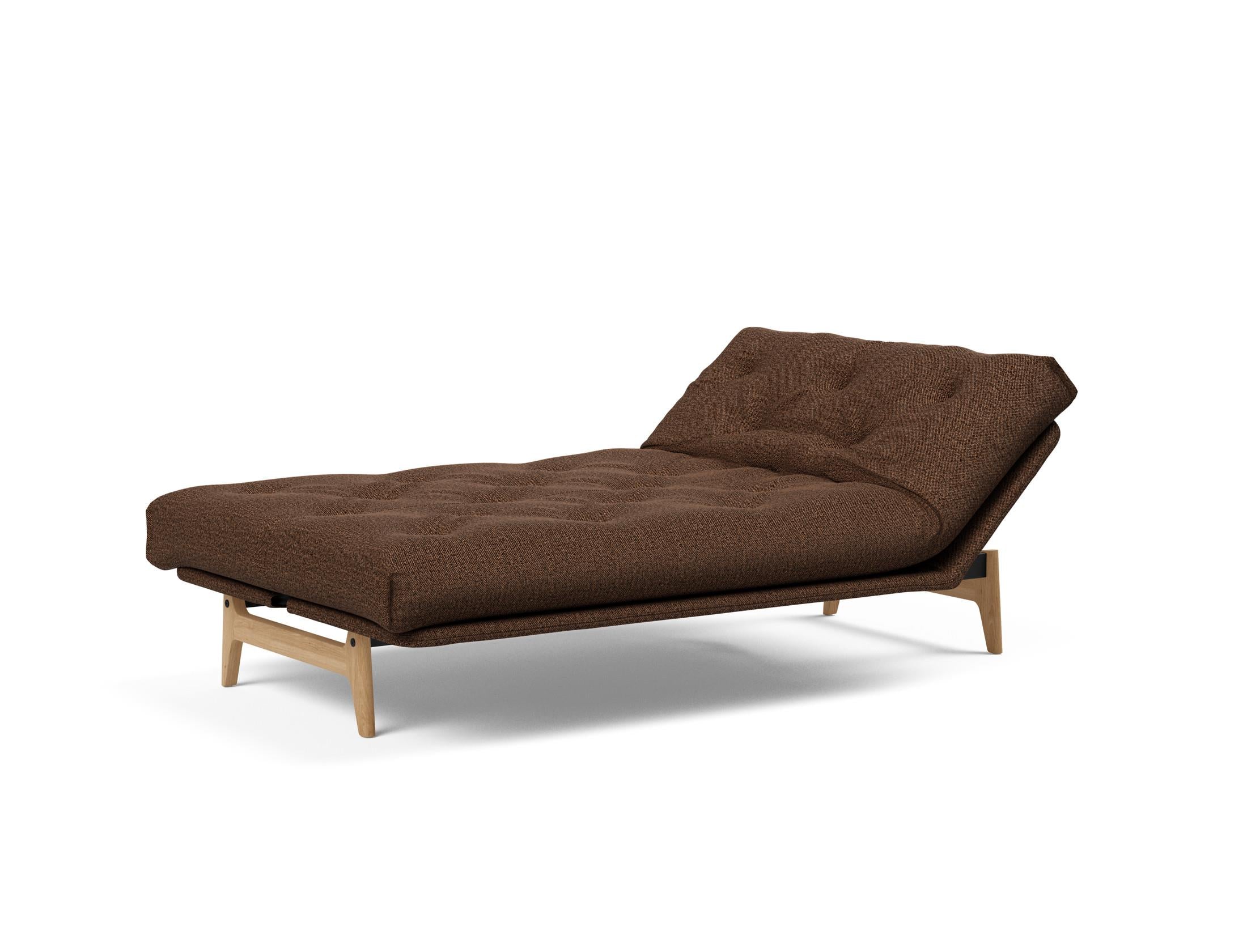 Erleben Sie das Aslak 120 Bettsofa Nordic von Innovation Living – skandinavische Eleganz, individuelle Matratzenoptionen und optimale Raumnutzung.
