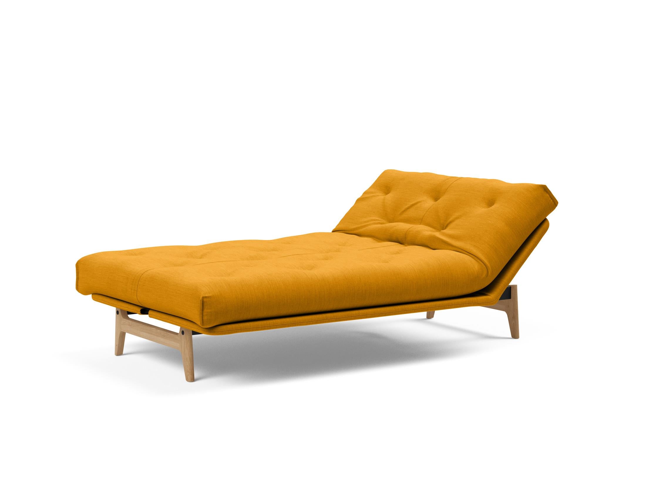 Erleben Sie das Aslak 120 Bettsofa Nordic von Innovation Living – skandinavische Eleganz, individuelle Matratzenoptionen und optimale Raumnutzung.