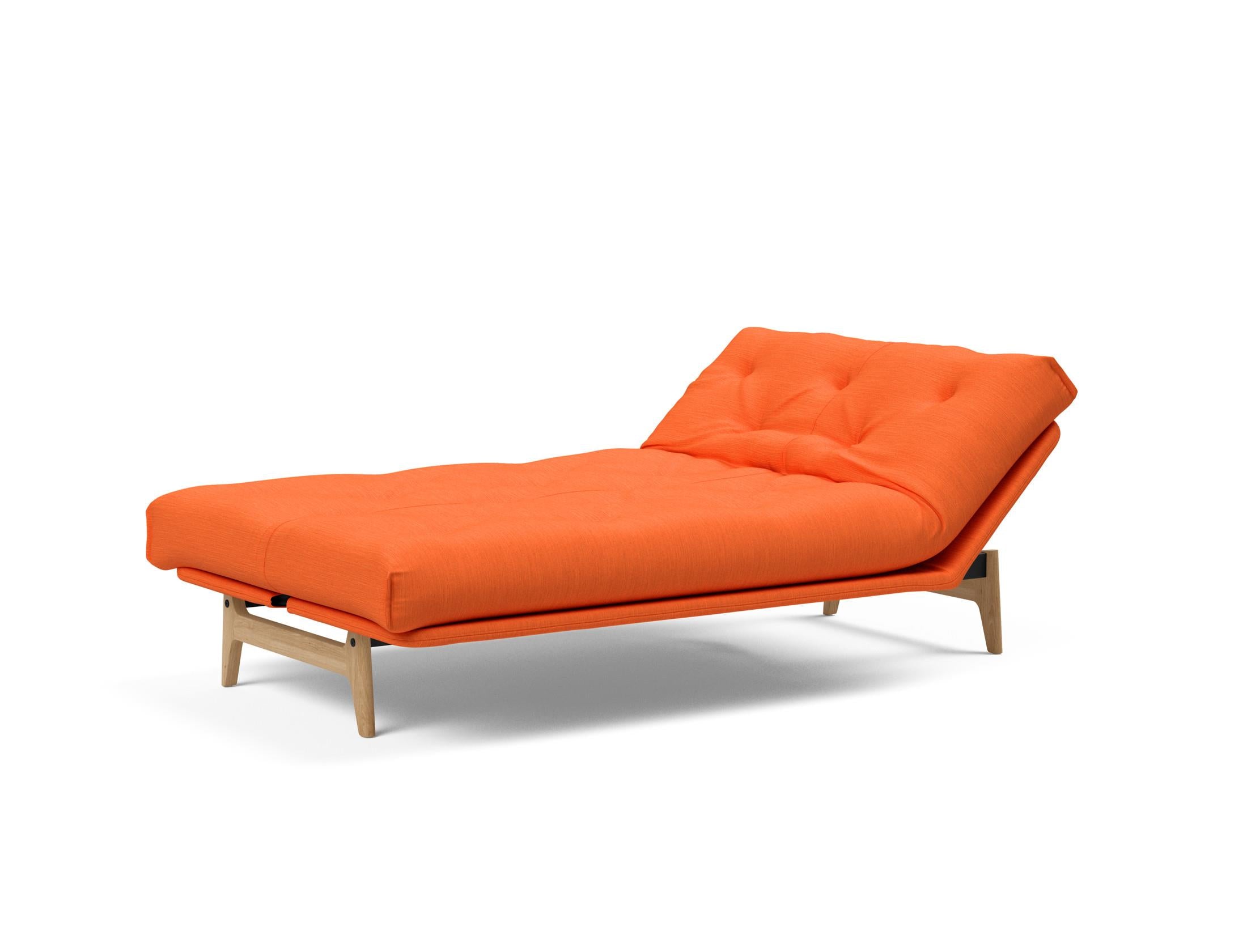 Erleben Sie das Aslak 120 Bettsofa Nordic von Innovation Living – skandinavische Eleganz, individuelle Matratzenoptionen und optimale Raumnutzung.