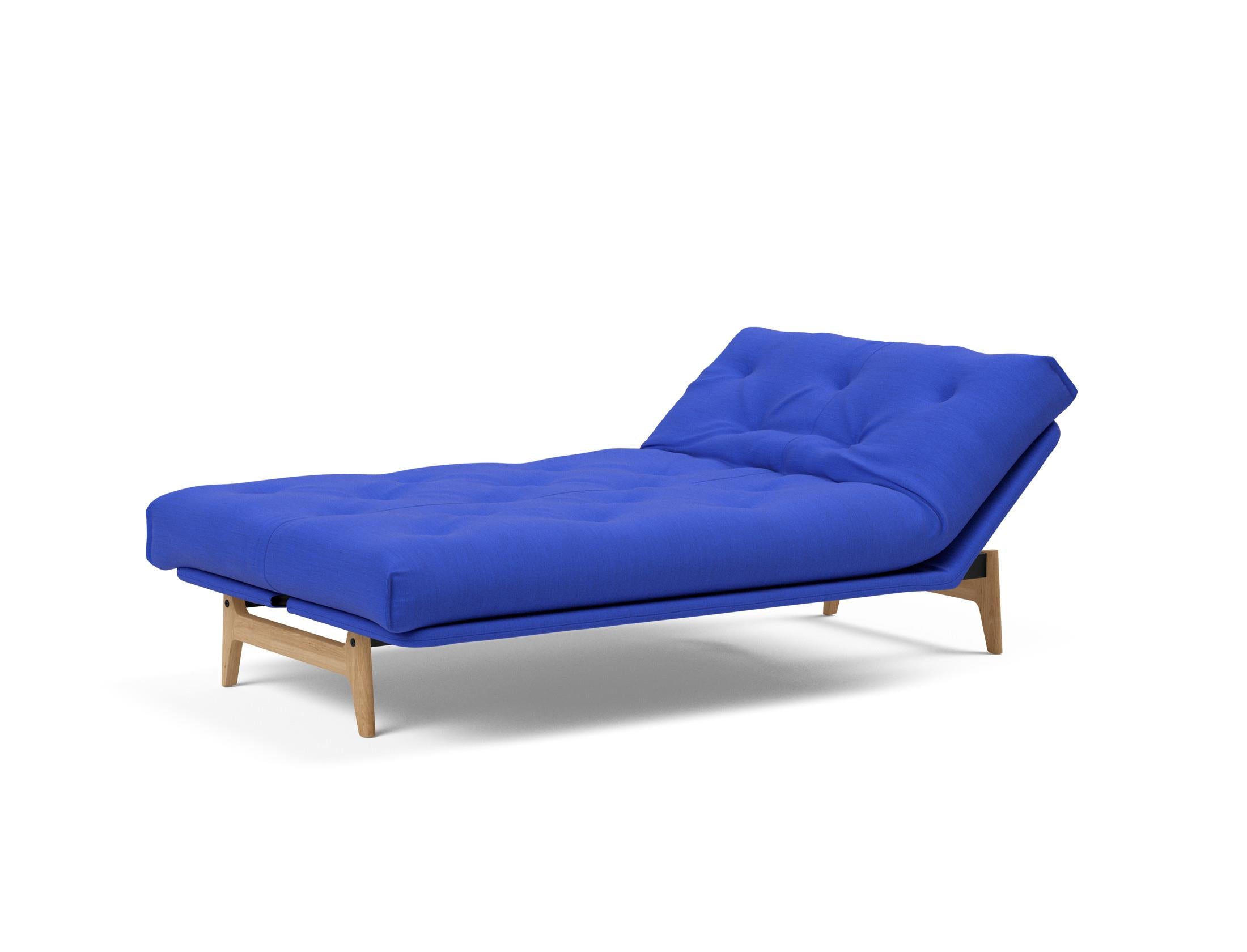 Erleben Sie das Aslak 120 Bettsofa Nordic von Innovation Living – skandinavische Eleganz, individuelle Matratzenoptionen und optimale Raumnutzung.