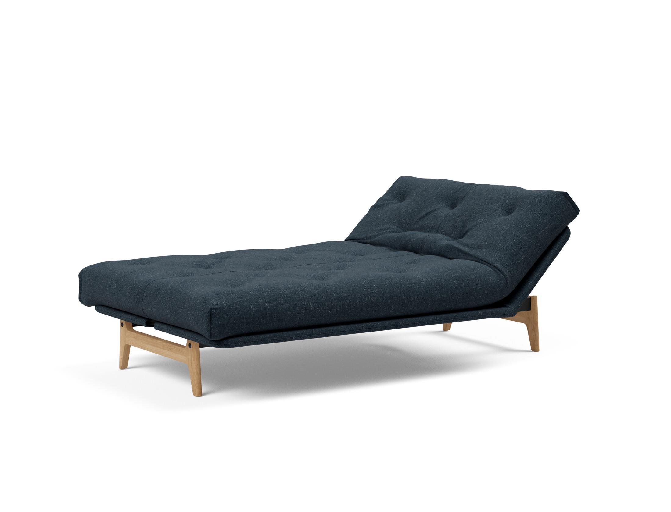 Erleben Sie das Aslak 120 Bettsofa Nordic von Innovation Living – skandinavische Eleganz, individuelle Matratzenoptionen und optimale Raumnutzung.