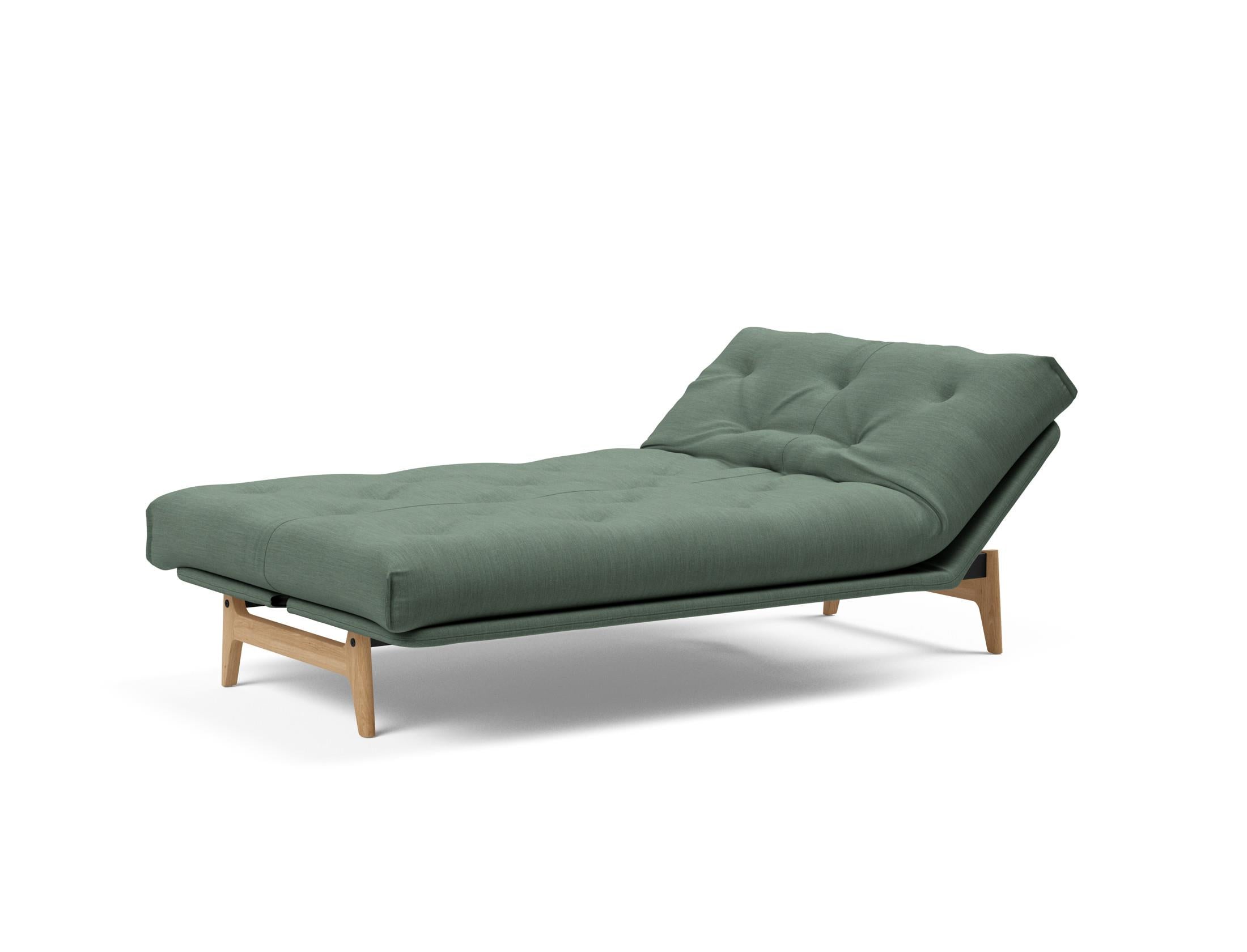 Erleben Sie das Aslak 120 Bettsofa Nordic von Innovation Living – skandinavische Eleganz, individuelle Matratzenoptionen und optimale Raumnutzung.