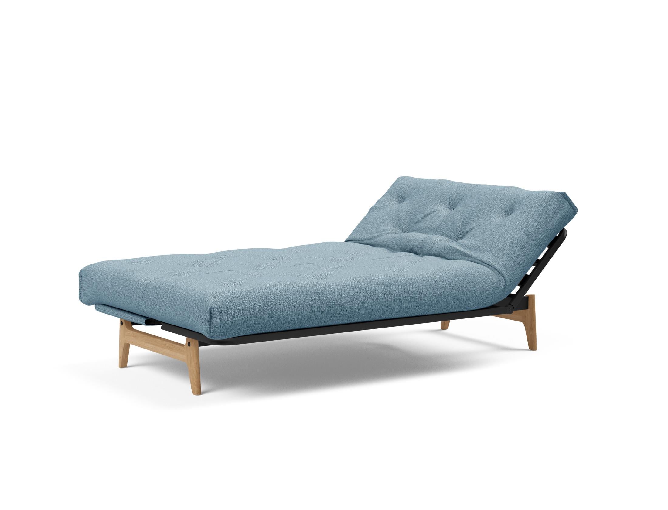 Erleben Sie das Aslak 120 Bettsofa Nordic von Innovation Living – skandinavische Eleganz, individuelle Matratzenoptionen und optimale Raumnutzung.