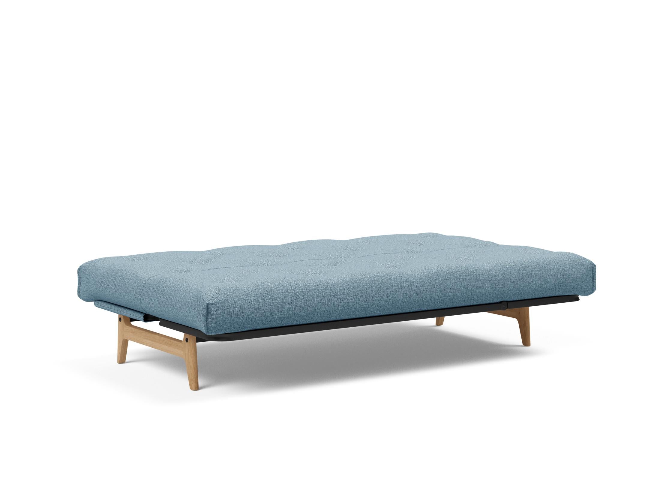 Entdecken Sie das Aslak 120 Bettsofa Nordic von Innovation Living: stilvolles Design, anpassbare Matratzen und perfekte Funktionalität für kleine Räume.