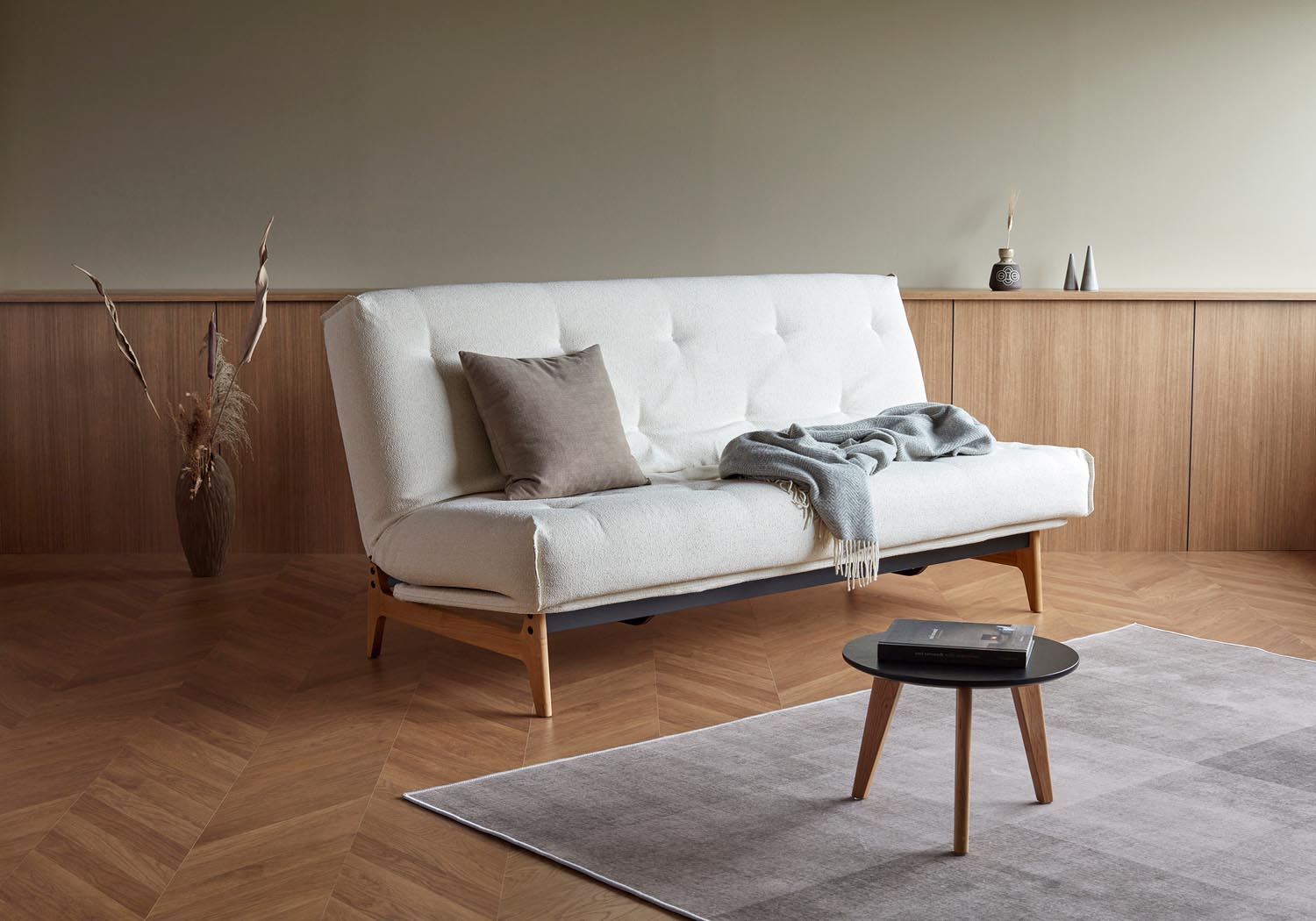 Entdecken Sie das Aslak 140 Bettsofa Nordic: Stilvolles, umweltfreundliches Sofa mit hochwertiger Matratze für besten Schlafkomfort.