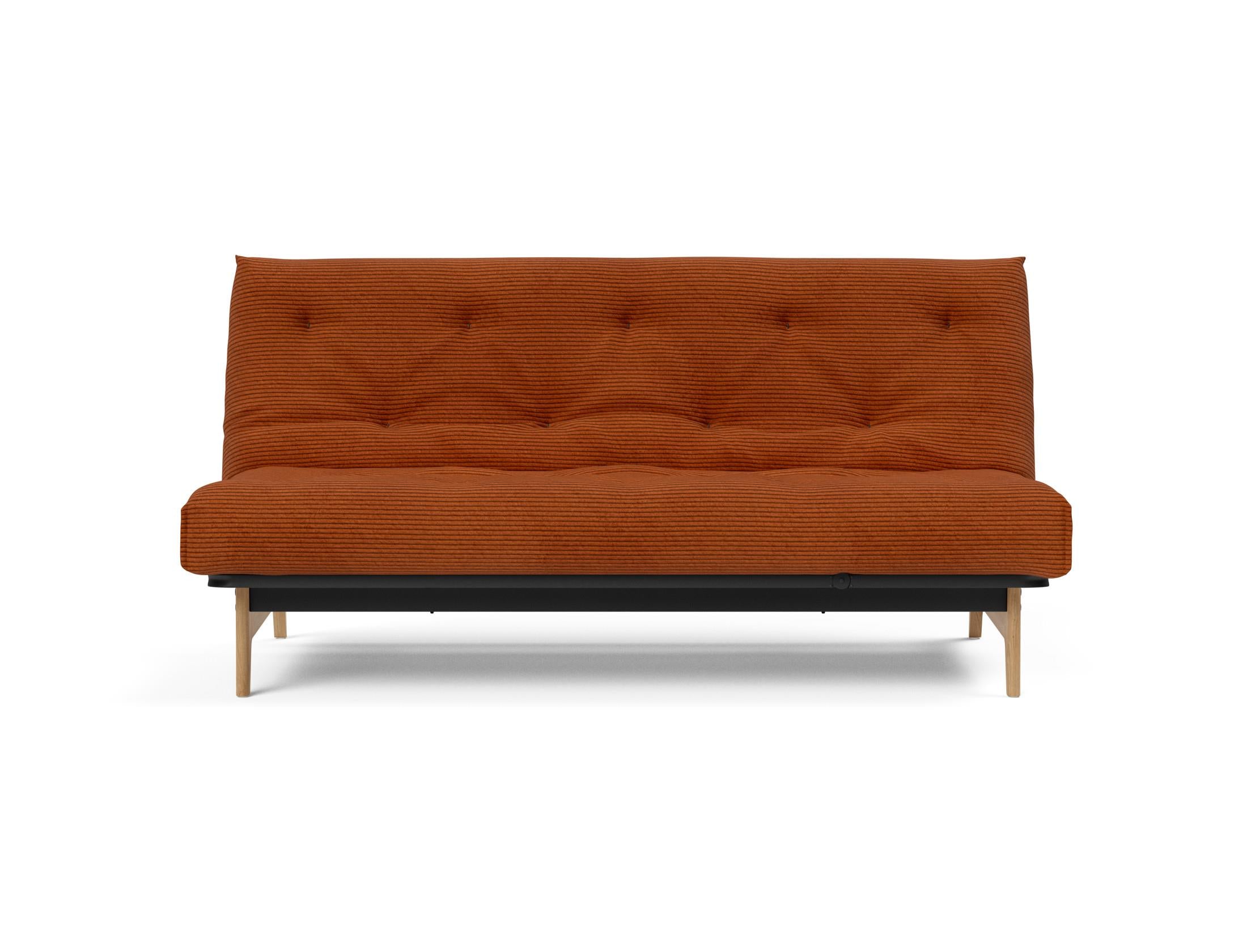 Modernes Aslak 140 Bettsofa im Nordic Design, perfekt für kompakte Wohnräume, vereint Stil und Funktionalität für entspannte Stunden.