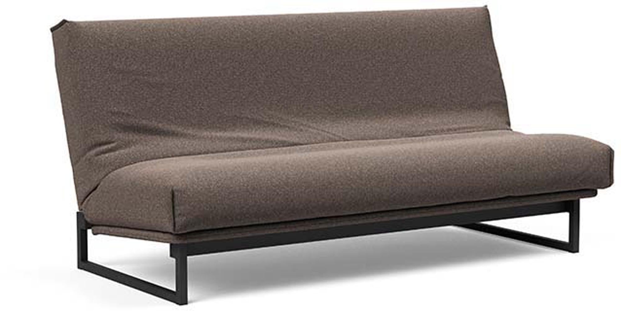 Erleben Sie das Fraction 140 Bettsofa mit Nordic Cover von Innovation Living: modernes Design, bequeme Soft Spring-Matratze, perfekt für kleine Räume.
