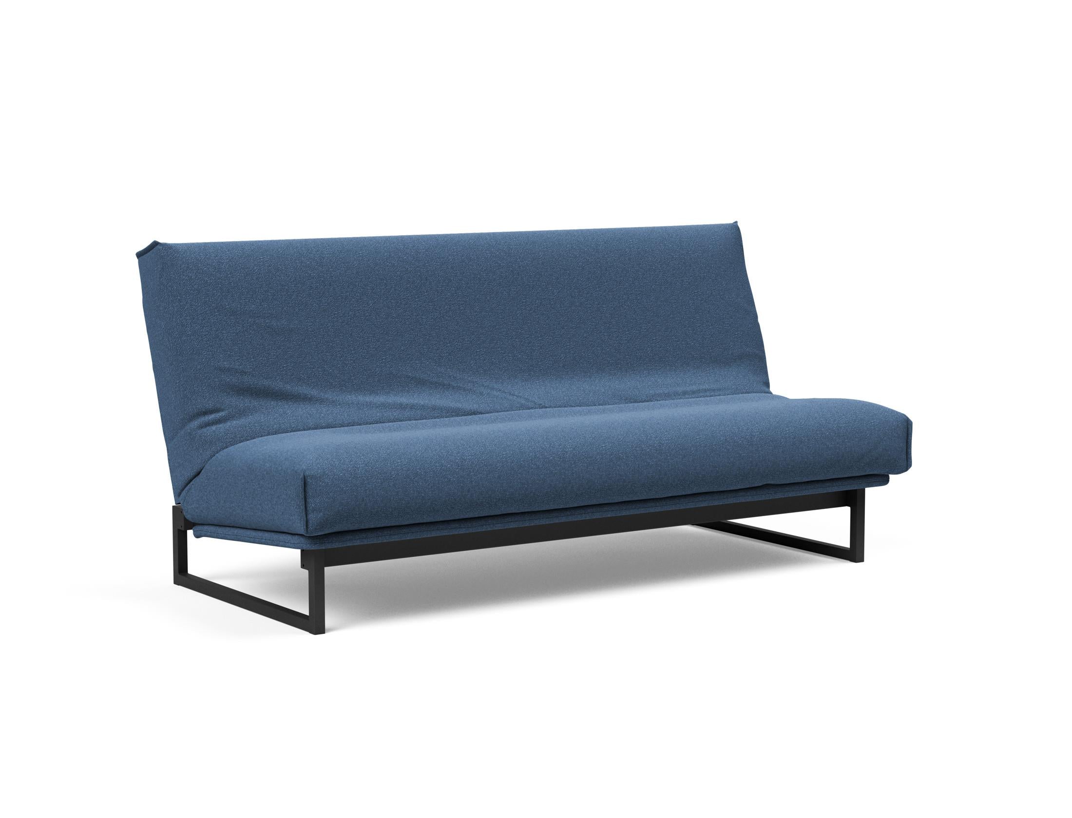 Erleben Sie das Fraction 140 Bettsofa mit Nordic Cover von Innovation Living: modernes Design, bequeme Soft Spring-Matratze, perfekt für kleine Räume.