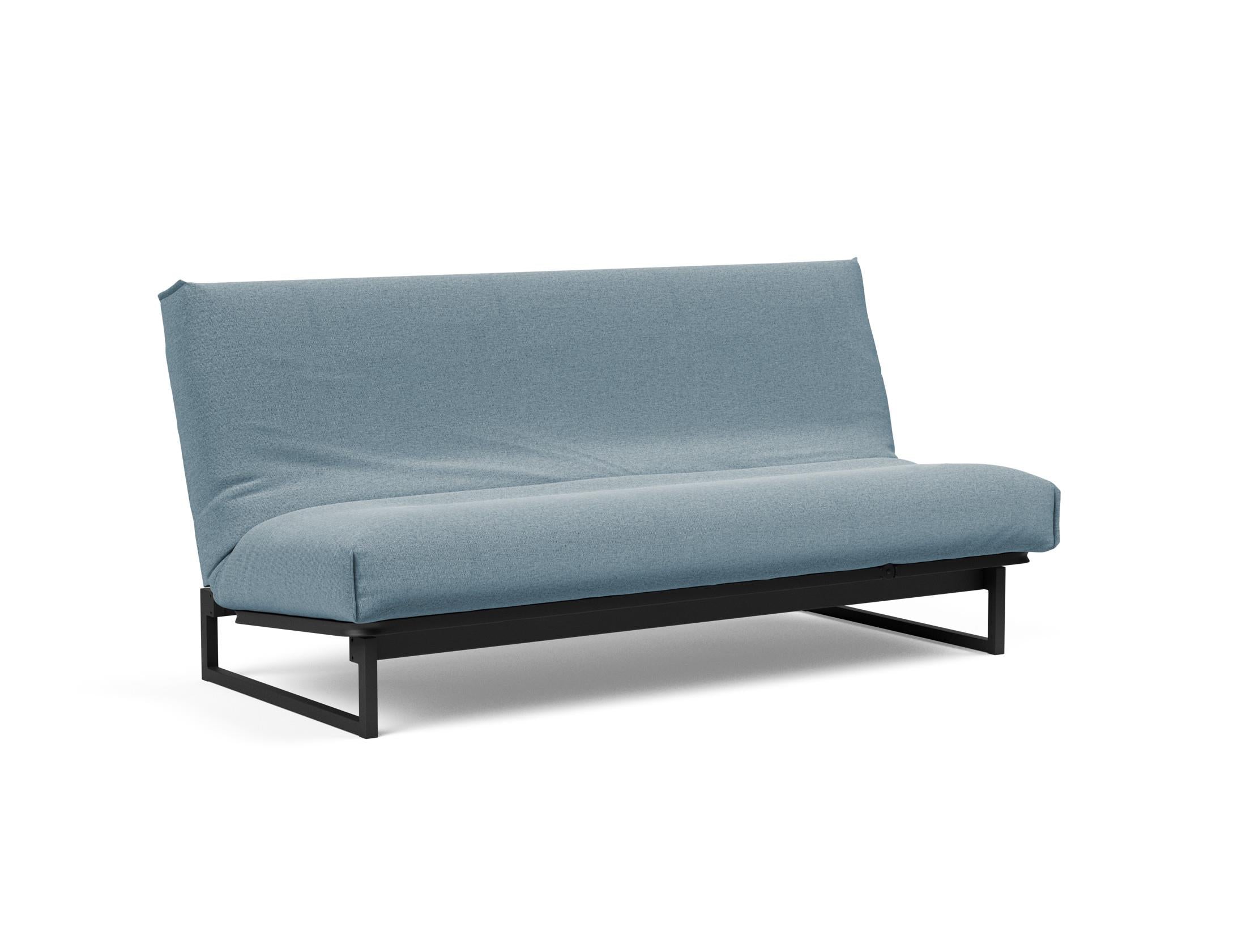 Erleben Sie das Fraction 140 Bettsofa mit Nordic Cover von Innovation Living: modernes Design, bequeme Soft Spring-Matratze, perfekt für kleine Räume.
