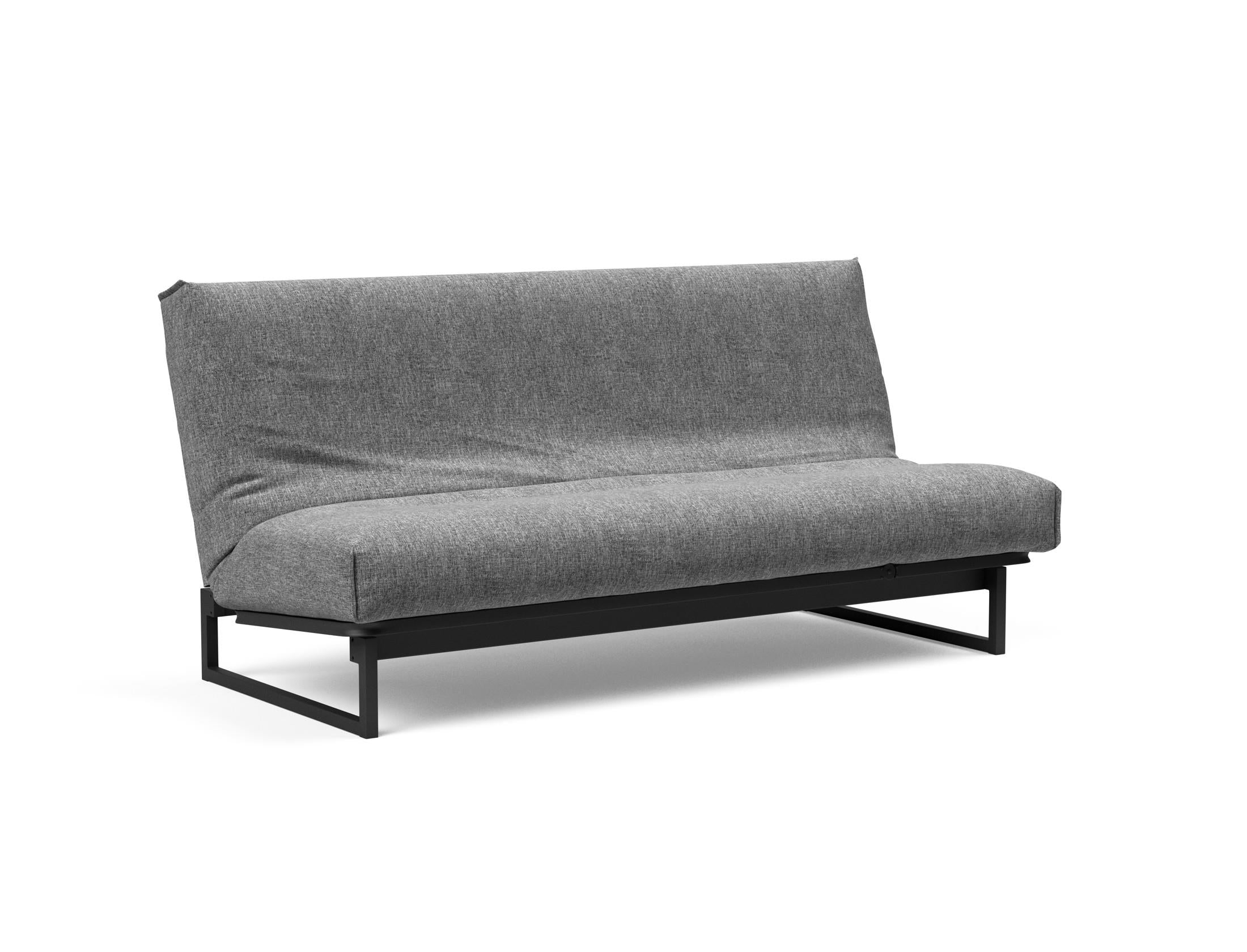Erleben Sie das Fraction 140 Bettsofa mit Nordic Cover von Innovation Living: modernes Design, bequeme Soft Spring-Matratze, perfekt für kleine Räume.