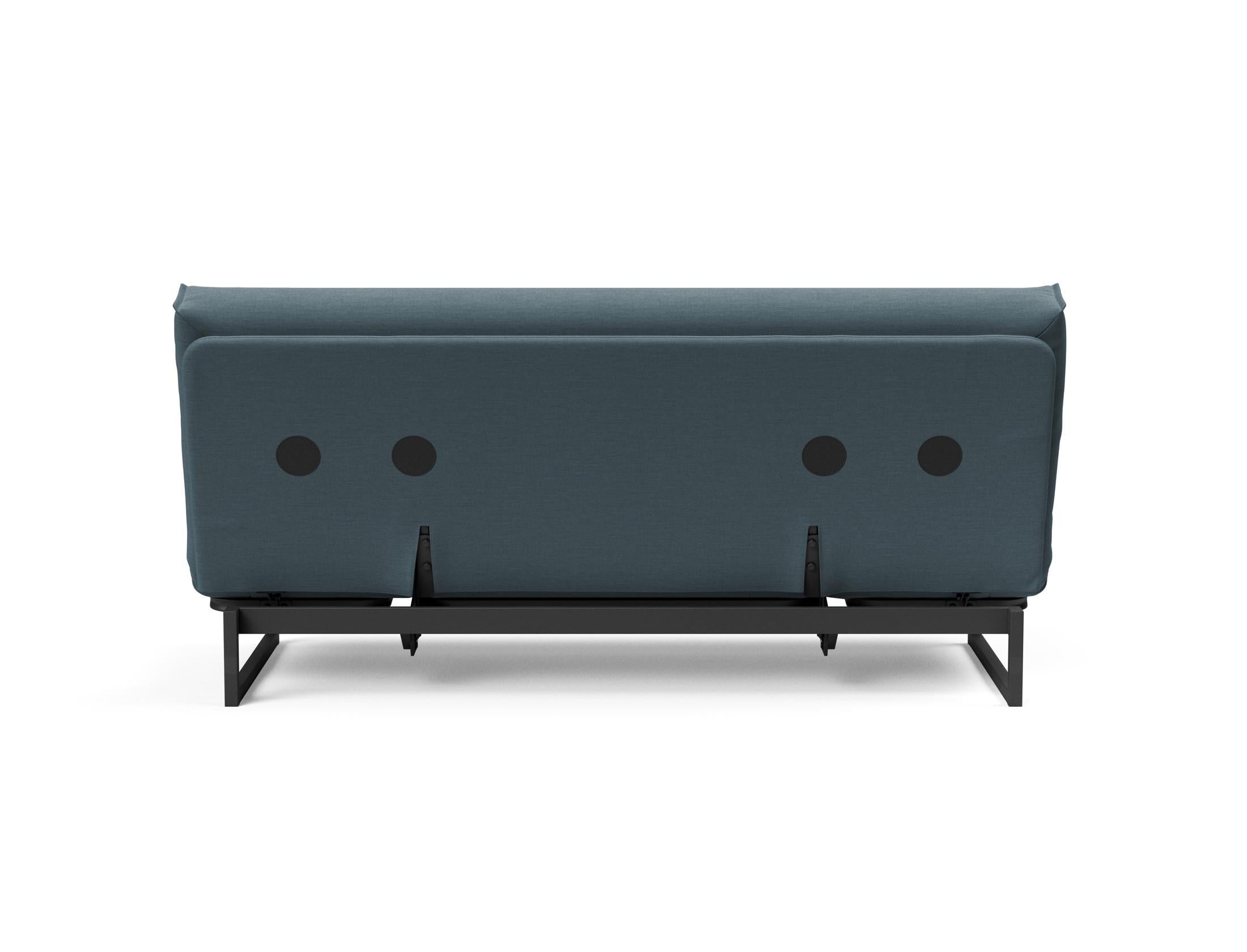 Erleben Sie das Fraction 140 Bettsofa mit Nordic Cover von Innovation Living: modernes Design, bequeme Soft Spring-Matratze, perfekt für kleine Räume.