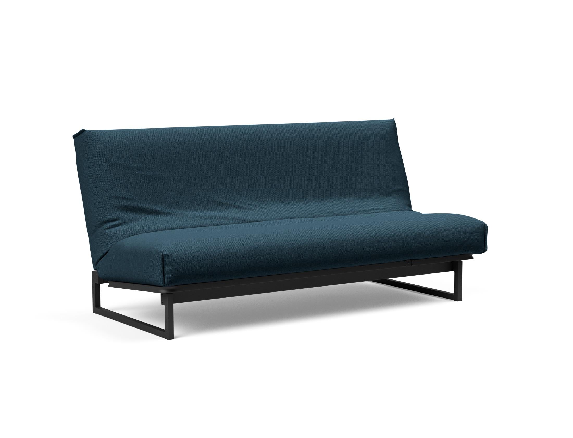 Erleben Sie das Fraction 140 Bettsofa mit Nordic Cover von Innovation Living: modernes Design, bequeme Soft Spring-Matratze, perfekt für kleine Räume.