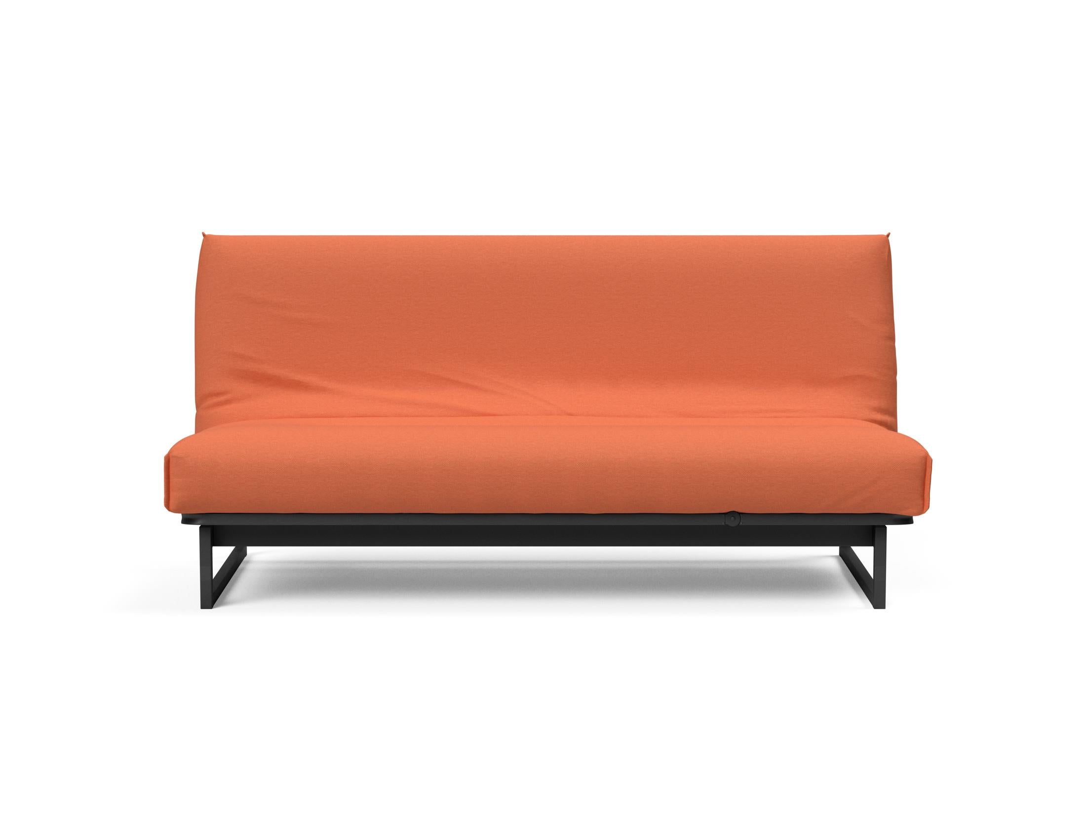 Entdecken Sie das Fraction 140 Bettsofa mit Nordic Cover von Innovation Living: stilvolles Design, komfortable Soft Spring-Matratze, ideal für kompakte Wohnräume.