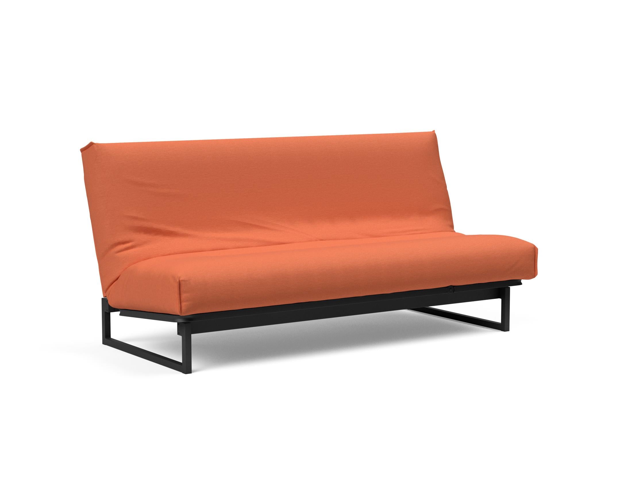 Erleben Sie das Fraction 140 Bettsofa mit Nordic Cover von Innovation Living: modernes Design, bequeme Soft Spring-Matratze, perfekt für kleine Räume.