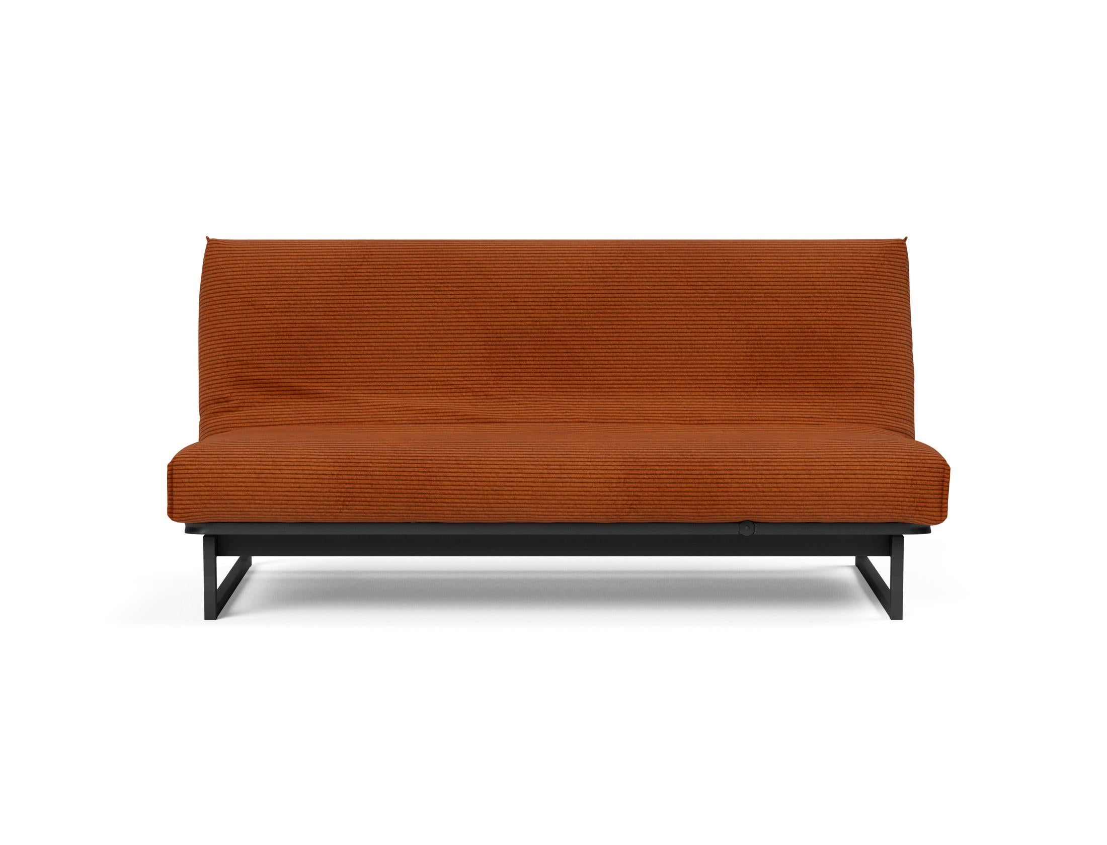 Erleben Sie das Fraction 140 Bettsofa mit Nordic Cover von Innovation Living: modernes Design, bequeme Soft Spring-Matratze, perfekt für kleine Räume.