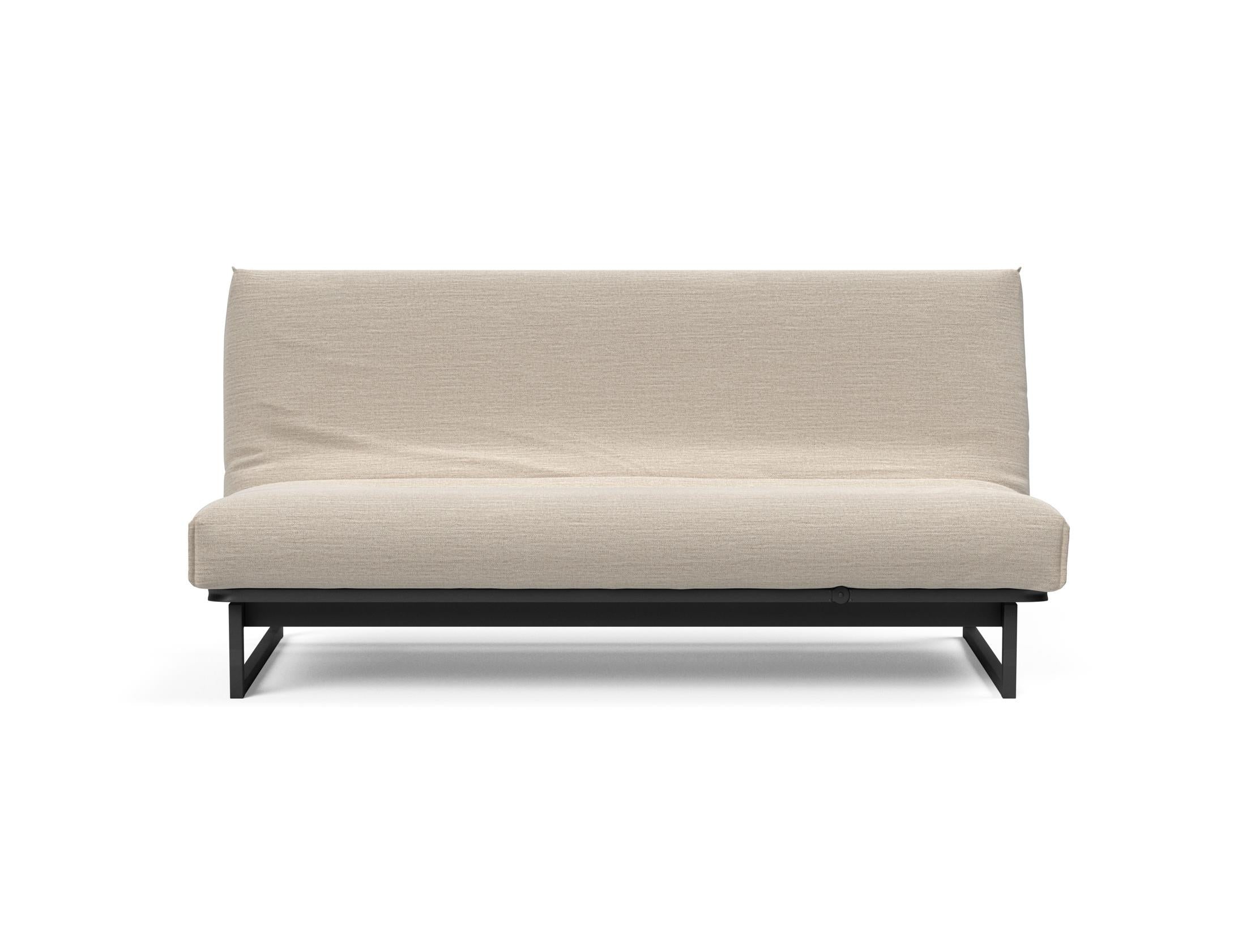 Erleben Sie das Fraction 140 Bettsofa mit Nordic Cover von Innovation Living: modernes Design, bequeme Soft Spring-Matratze, perfekt für kleine Räume.