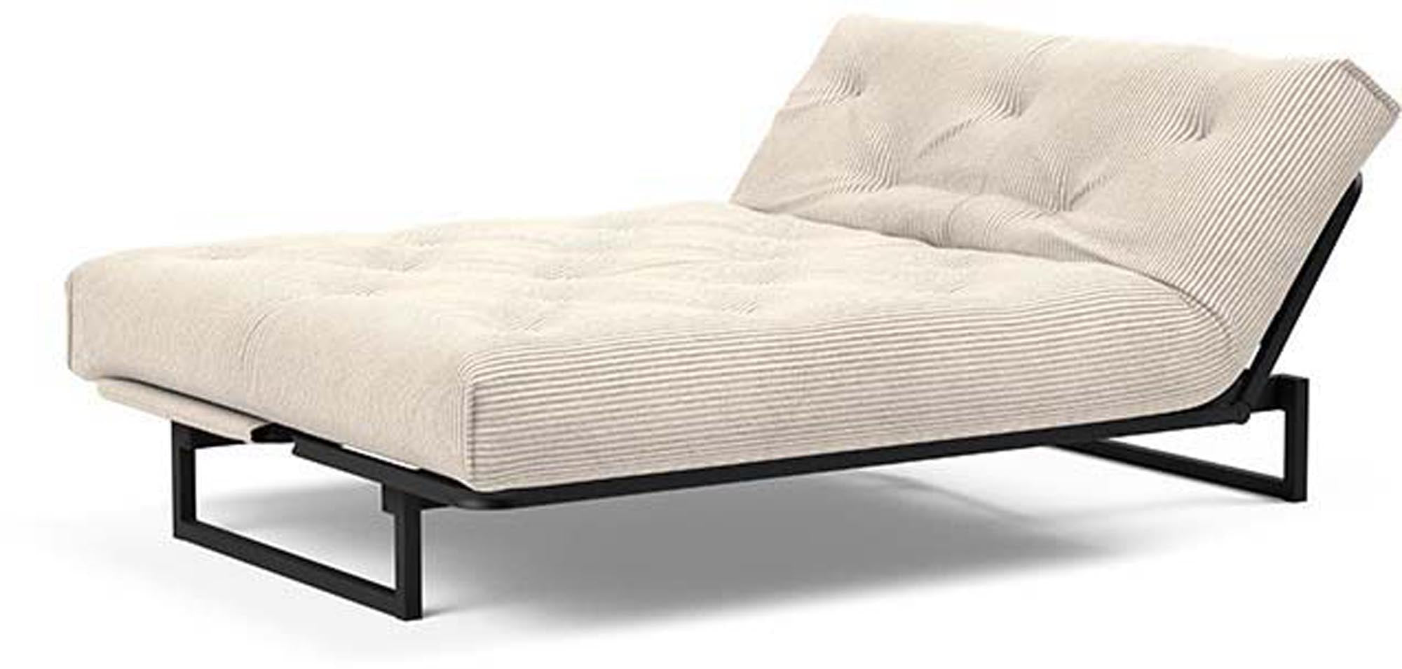 Erleben Sie das Fraction 140 Bettsofa Nordic Spring von Innovation Living: modernes skandinavisches Design, ideal für platzsparende Lösungen und Übernachtungen.