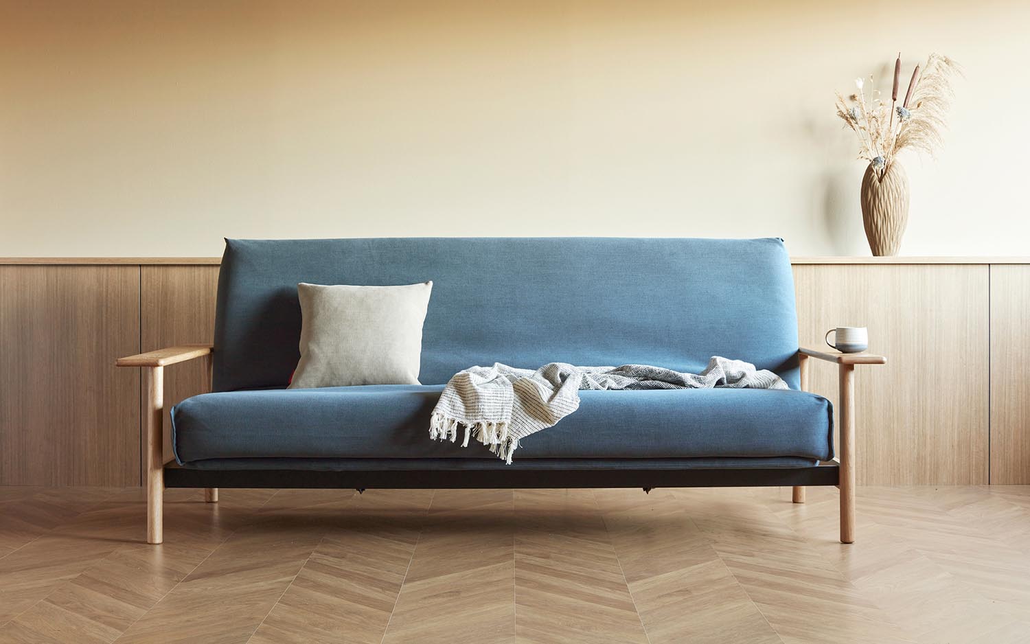 Erleben Sie das Balder Bettsofa 140 Nordic Cover: Ein stilvolles Schlafsofa mit Soft Spring Matratze für höchsten Komfort und zeitloses Design.