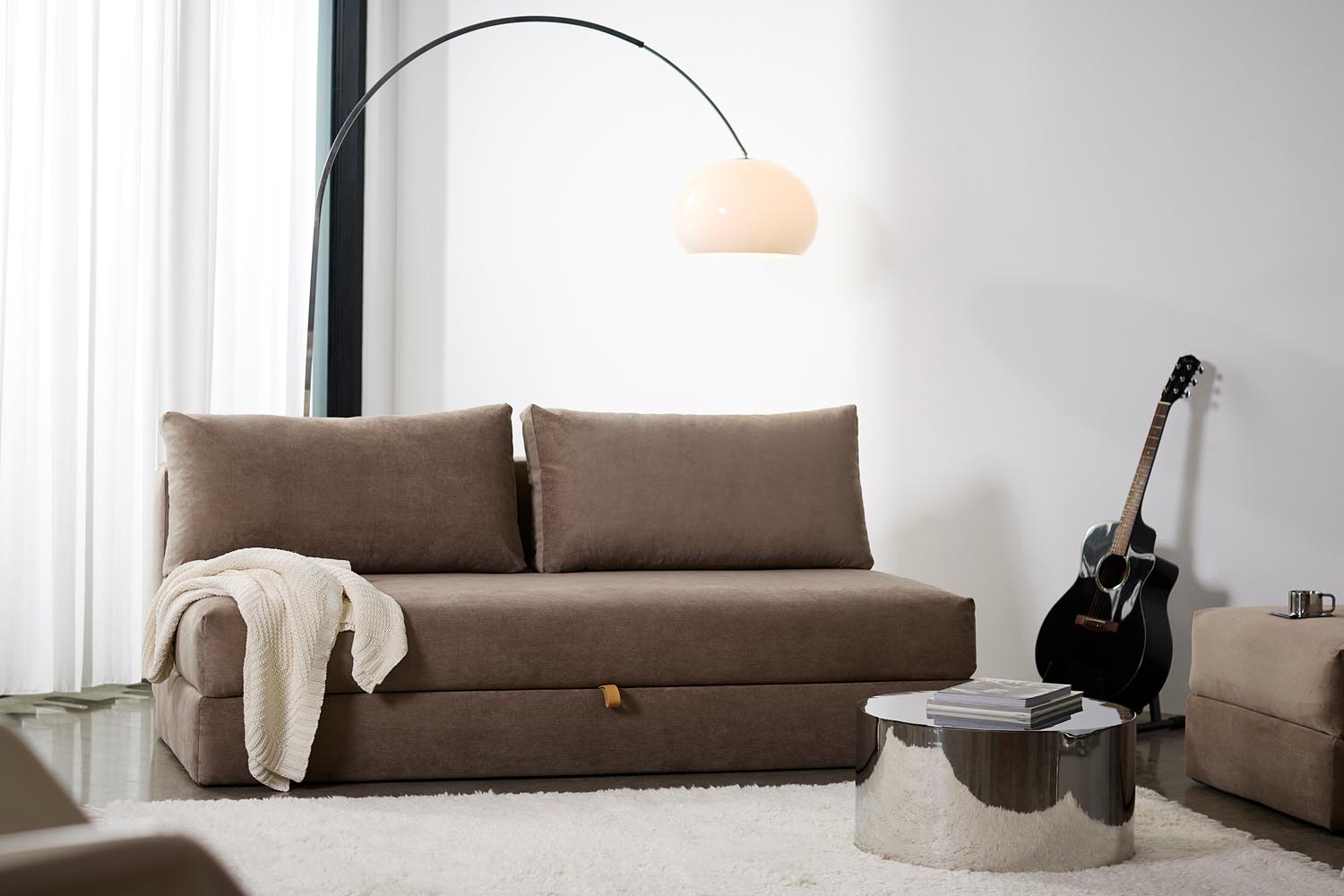 Osvald Sofabett 150: Elegantes Schlafsofa mit praktischem Stauraum. Ideal für kompakte Wohnräume, verwandelt sich schnell in ein gemütliches Bett.