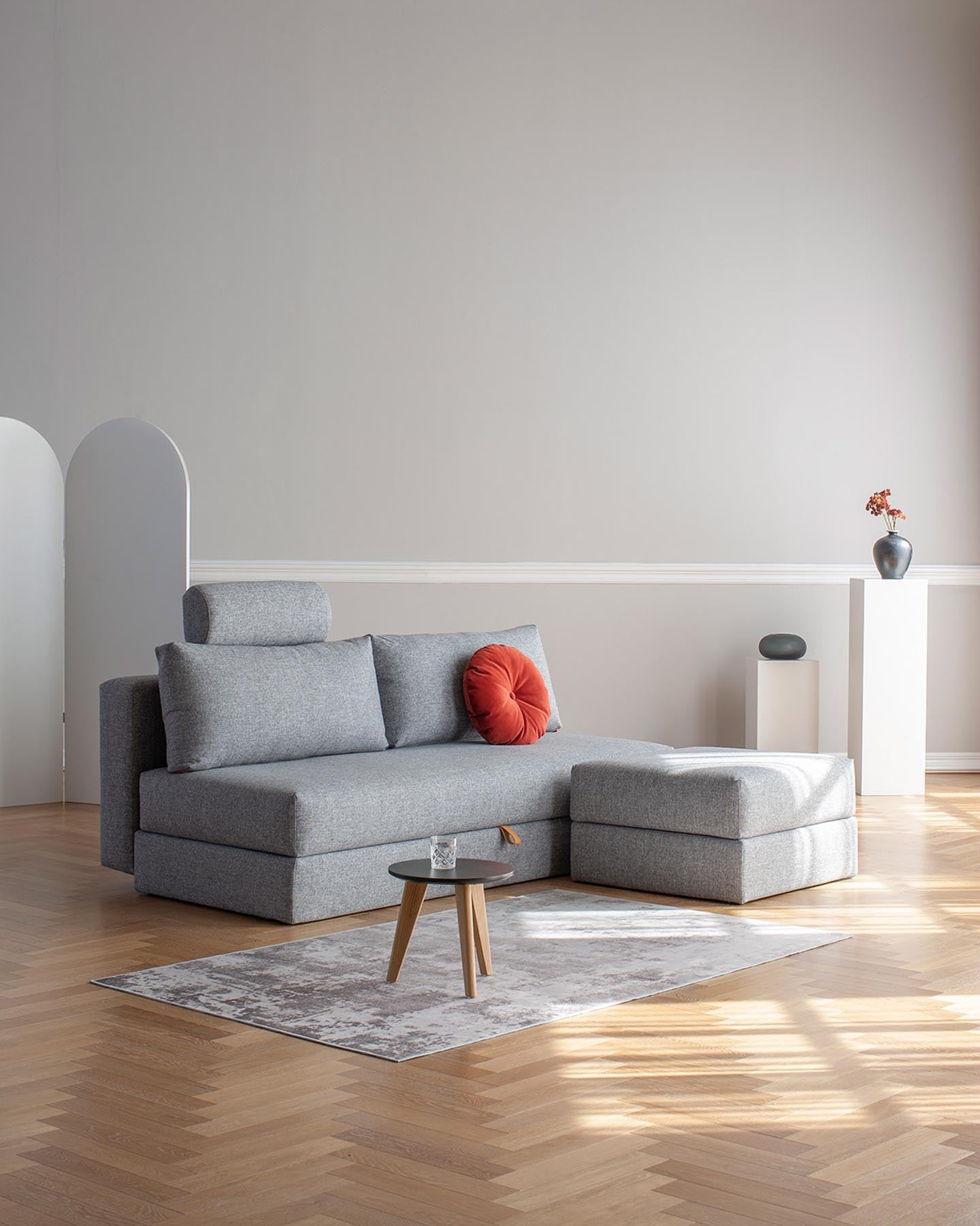 Osvald Sofabett 150: Elegantes Schlafsofa mit praktischem Stauraum. Ideal für kompakte Wohnräume, verwandelt sich schnell in ein gemütliches Bett.
