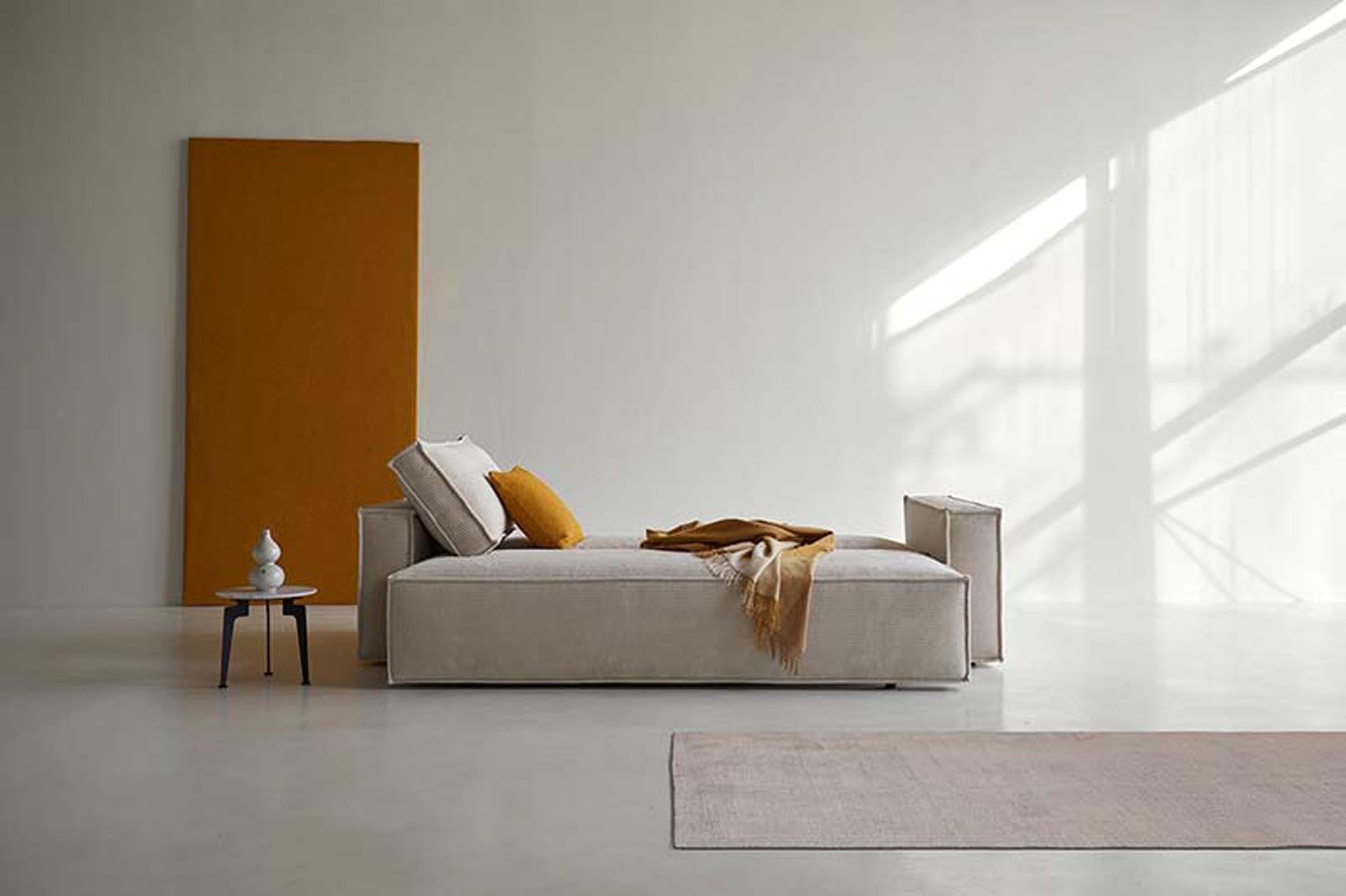 Entdecken Sie das Newilla Bettsofa von Innovation Living: stilvolles Design, robust und praktisch mit Stauraum für Ihr Wohnzimmer.