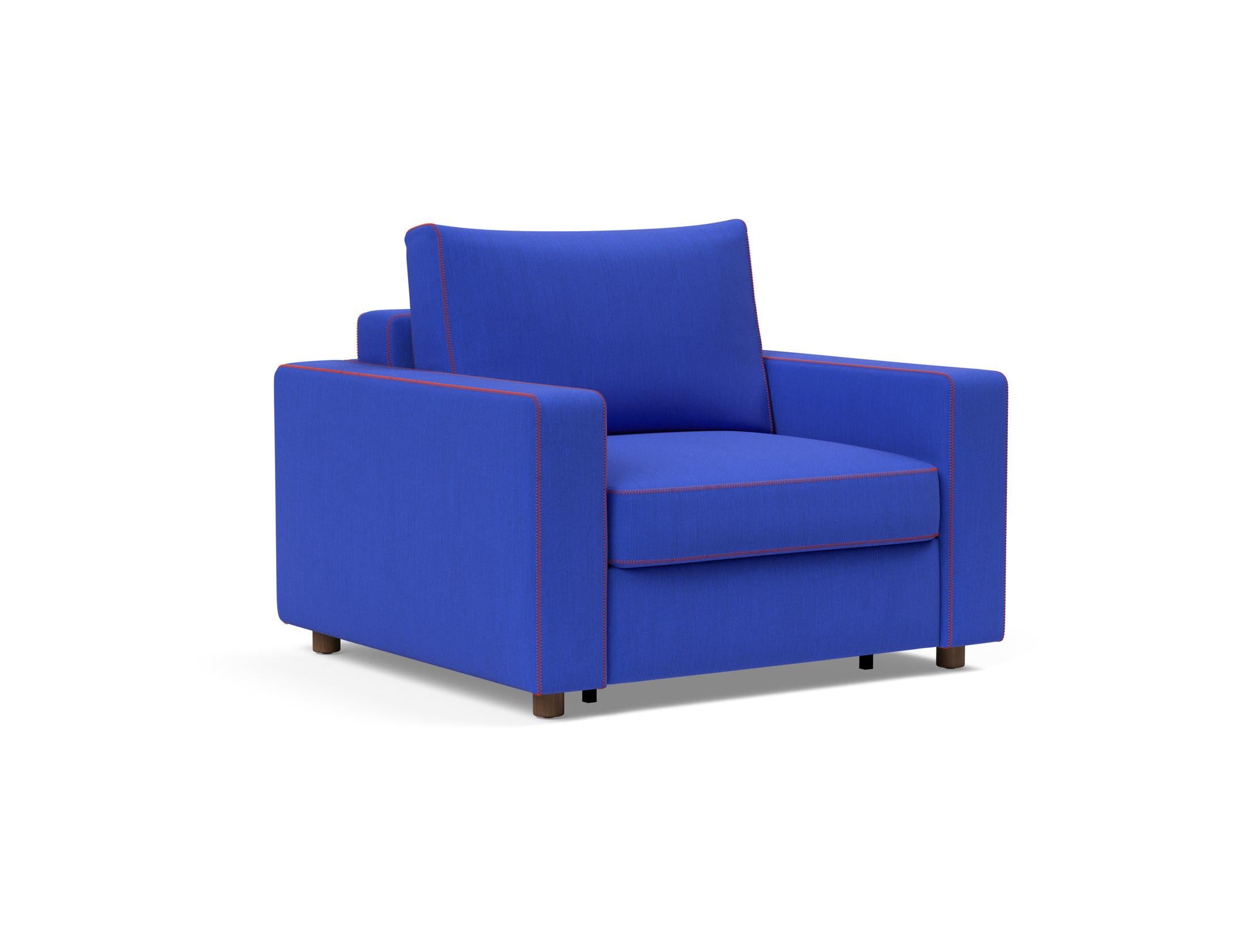 Erleben Sie den Neah X Sessel von Innovation Living: Elegantes Ultramarin, bequeme Standard Armlehnen und vielseitige Nutzung als Schlafplatz.