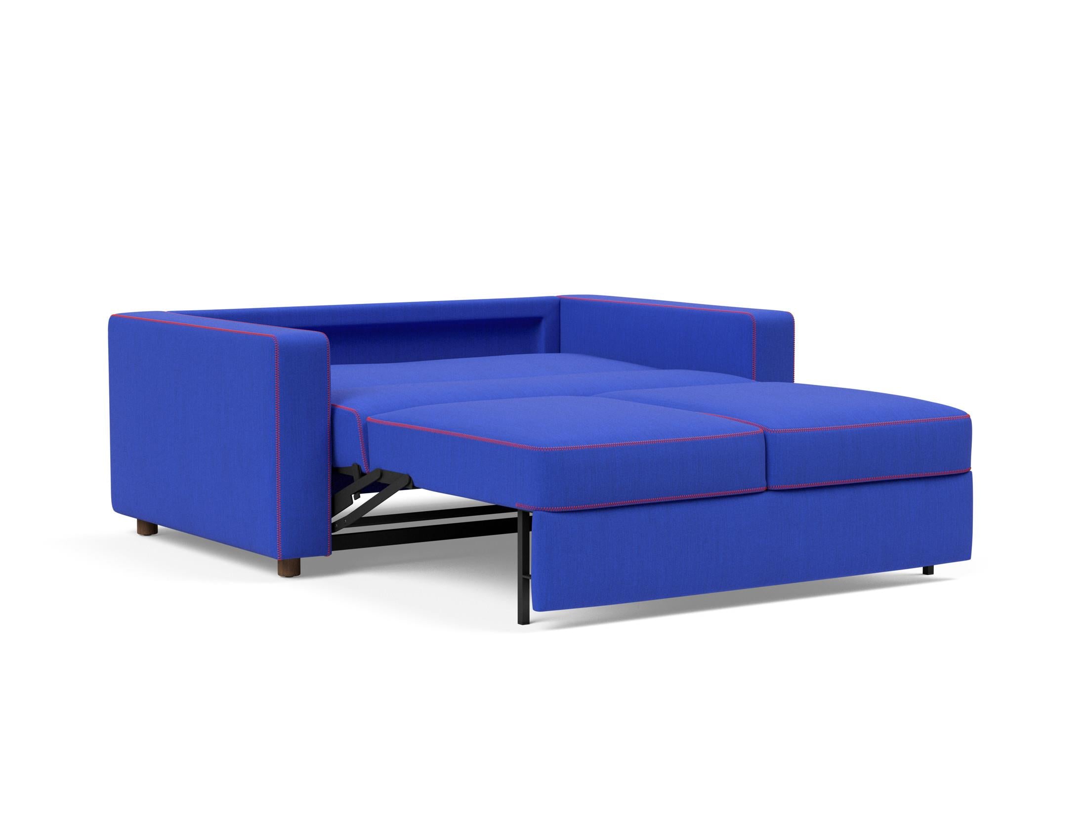 Neah X Schlafsofa mit Standard Armlehnen von Innovation Living: modernes Design in zeitlosem Ultramarin, perfekt für Gäste und entspannte Abende.