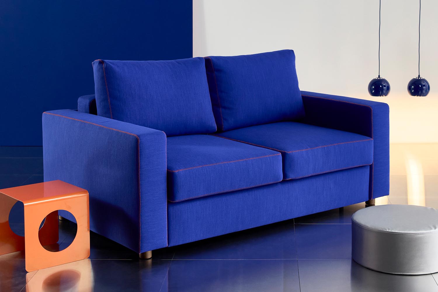 Neah X Schlafsofa von Innovation Living: stilvolles, vielseitiges Möbelstück in elegantem Ultramarin, ideal für jeden Raum.
