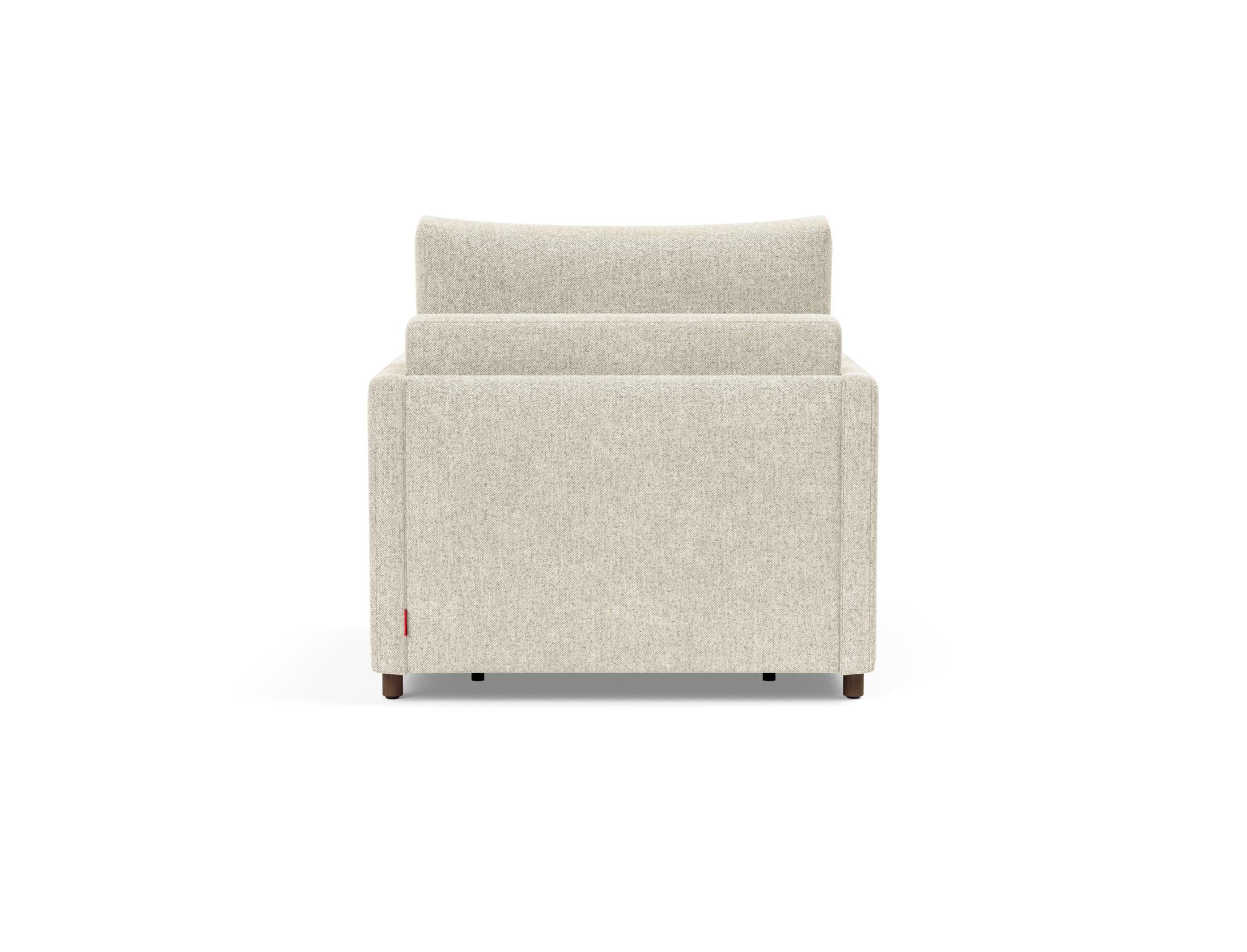 Der Neah Sessel mit Slim Armlehnen bietet elegantes Design und multifunktionalen Komfort, ideal für moderne Wohnräume und Gästeübernachtungen.