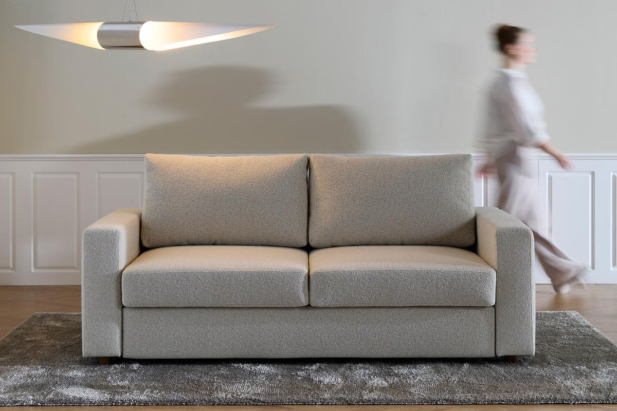 Neah 140 Schlafsofa mit Standard Armlehnen in 357 Taura Off White präsentiert im Onlineshop von KAQTU Design AG. Bettsofa ist von Innovation Living
