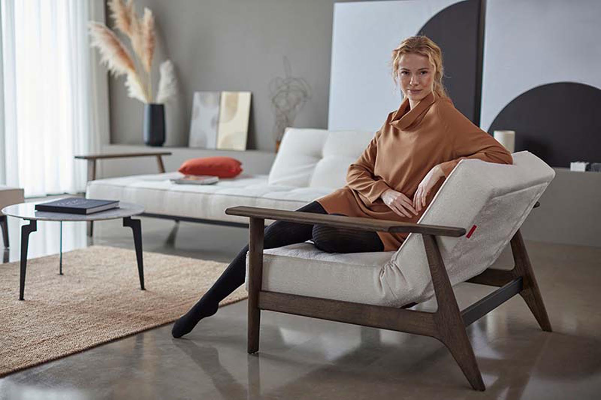 Erleben Sie das stilvolle Splitback Sofabett 115 Frej von Innovation Living – ideal für platzsparende Lösungen und zeitgemäße Einrichtung.