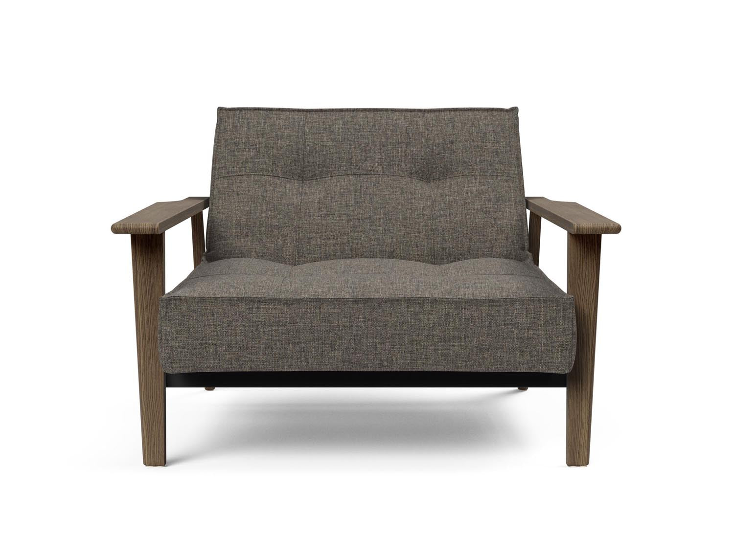 Entdecken Sie den Splitback Frej Sessel von Innovation Living – stilvolles dänisches Design, robuste Materialien und anpassbare Farben für jeden Raum.