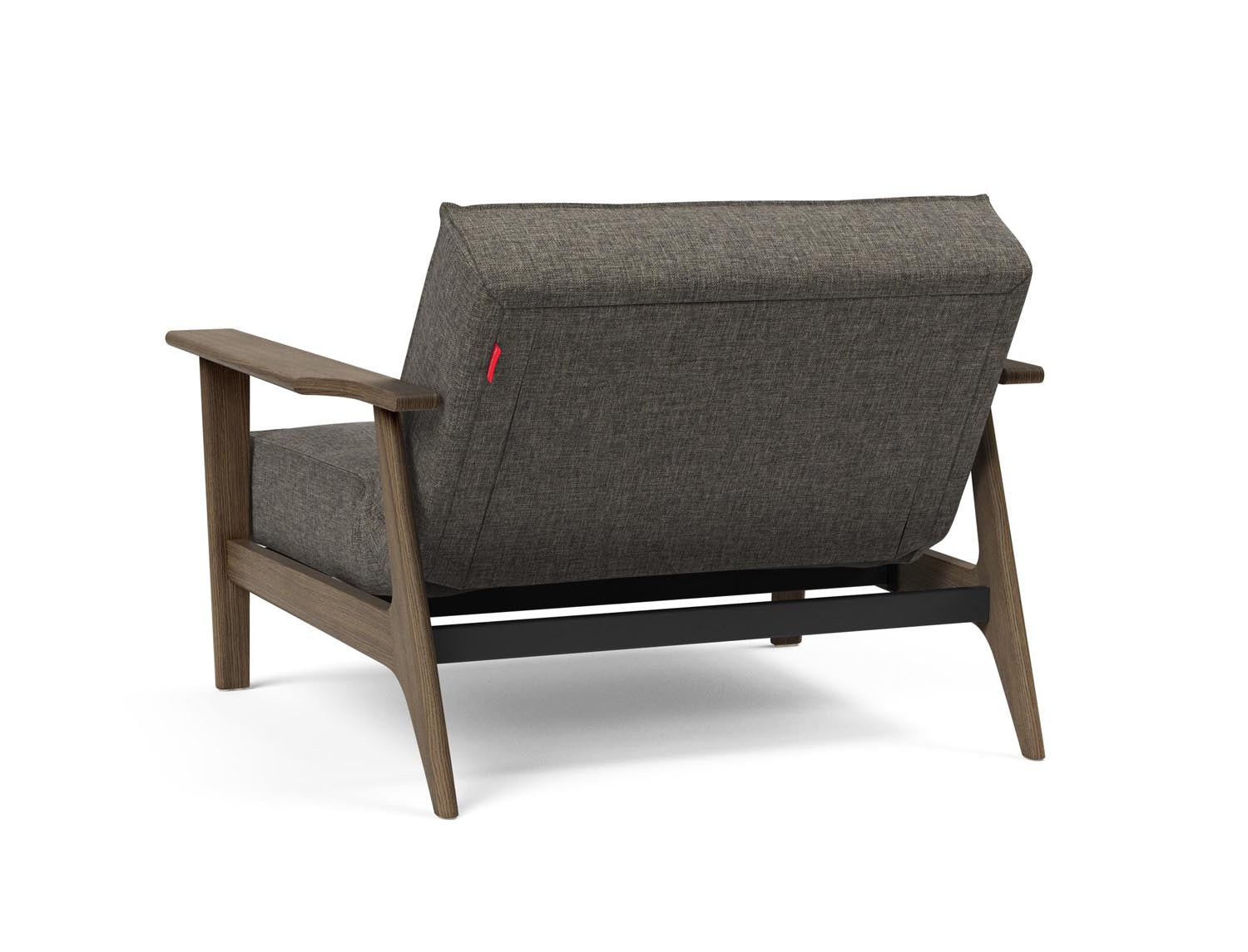 Entdecken Sie den Splitback Frej Sessel von Innovation Living – stilvolles dänisches Design, robuste Materialien und anpassbare Farben für jeden Raum.