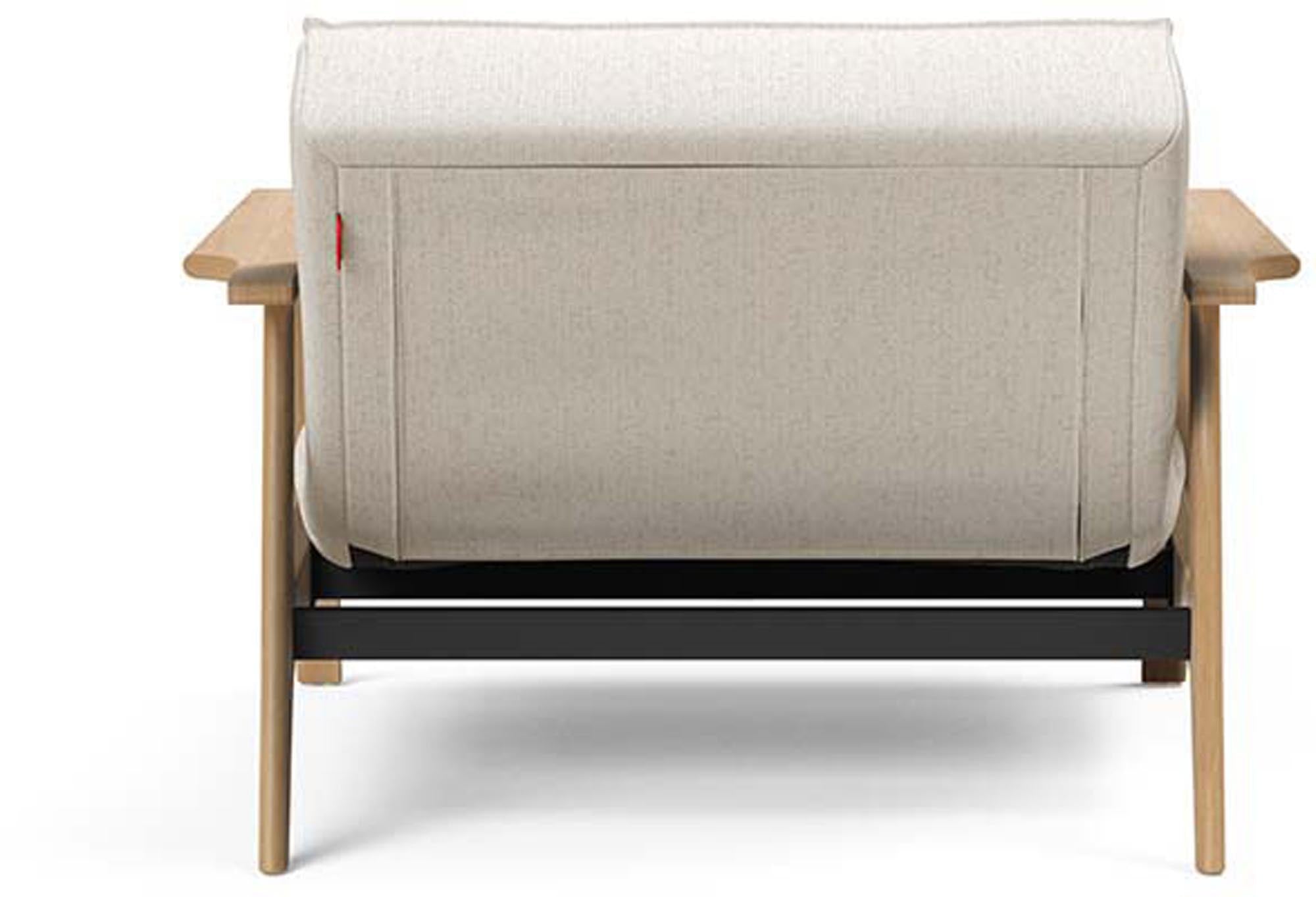 Entdecken Sie den Splitback Frej Sessel von Innovation Living – stilvolles dänisches Design, robuste Materialien und anpassbare Farben für jeden Raum.