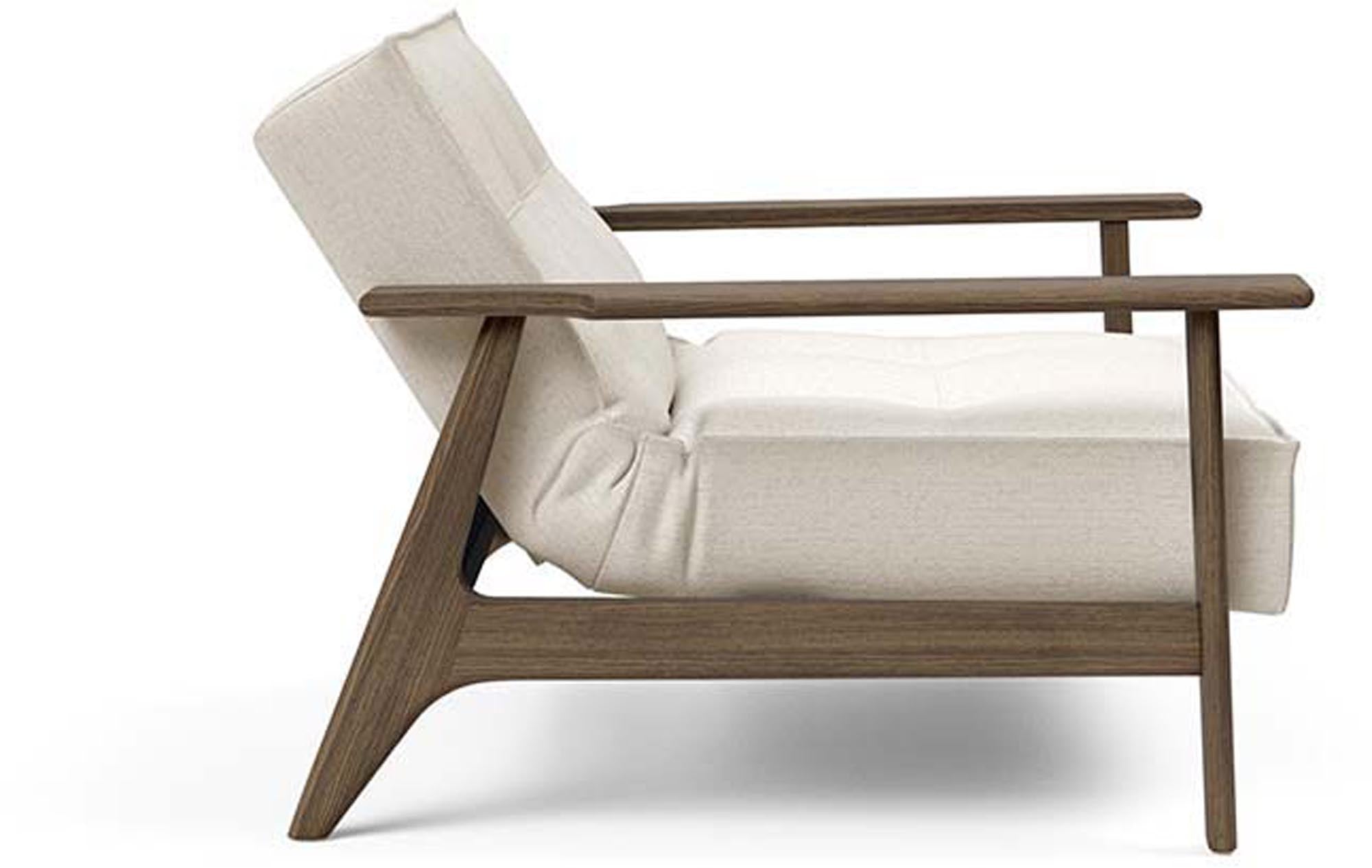 Entdecken Sie den Splitback Frej Sessel von Innovation Living – stilvolles dänisches Design, robuste Materialien und anpassbare Farben für jeden Raum.