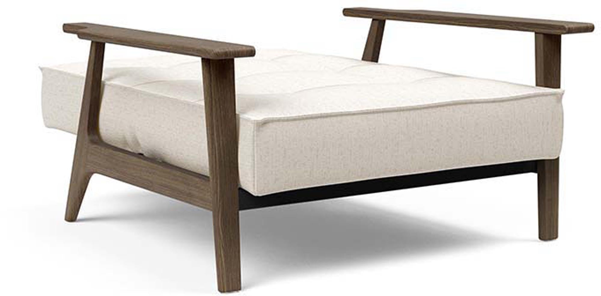 Entdecken Sie den Splitback Frej Sessel von Innovation Living – stilvolles dänisches Design, robuste Materialien und anpassbare Farben für jeden Raum.