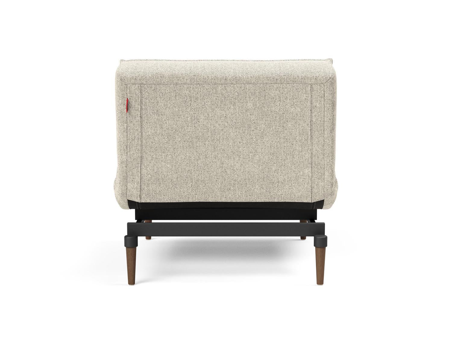 Erleben Sie den stilvollen Splitback Styletto Sessel von Innovation Living – eine harmonische Verbindung aus modernem Design und optimalem Sitzkomfort.