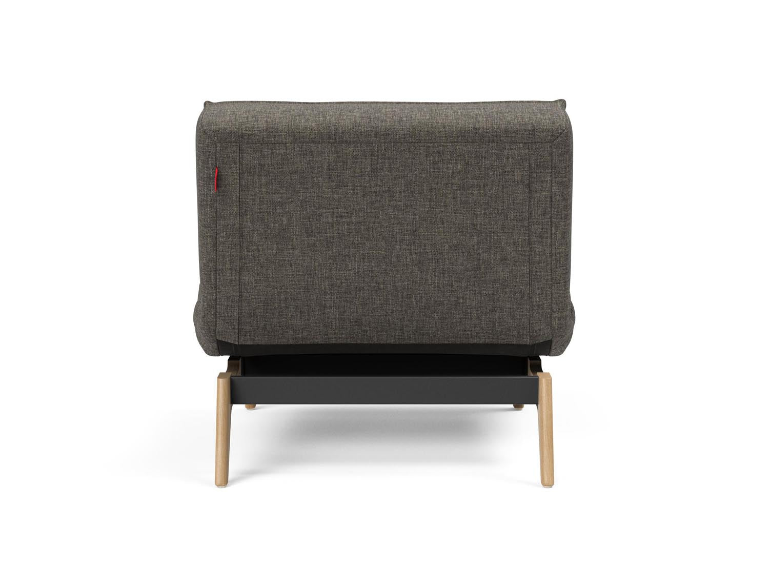 Entdecken Sie den Splitback Eik Sessel von Innovation Living – ein elegantes, multifunktionales Möbelstück aus robustem Eichenholz und Stahl, perfekt für Ihr Zuhause.