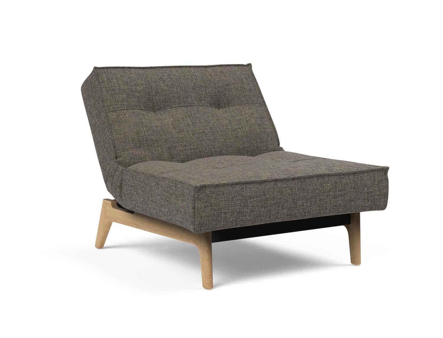 Entdecken Sie den Splitback Eik Sessel von Innovation Living – ein elegantes, multifunktionales Möbelstück aus robustem Eichenholz und Stahl, perfekt für Ihr Zuhause.