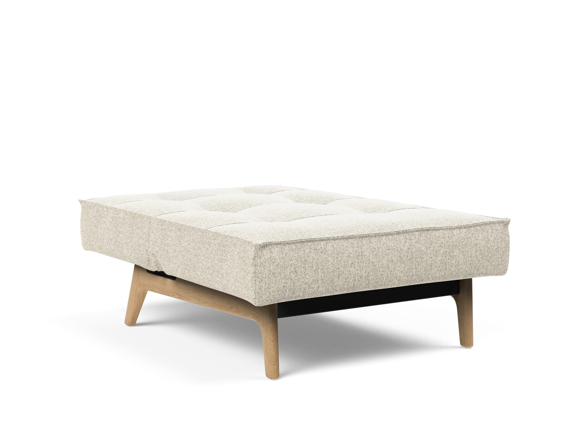 Entdecken Sie den Splitback Eik Sessel von Innovation Living – ein stilvoller, multifunktionaler Sessel aus Eichenholz und Stahl, ideal für jedes Zuhause.