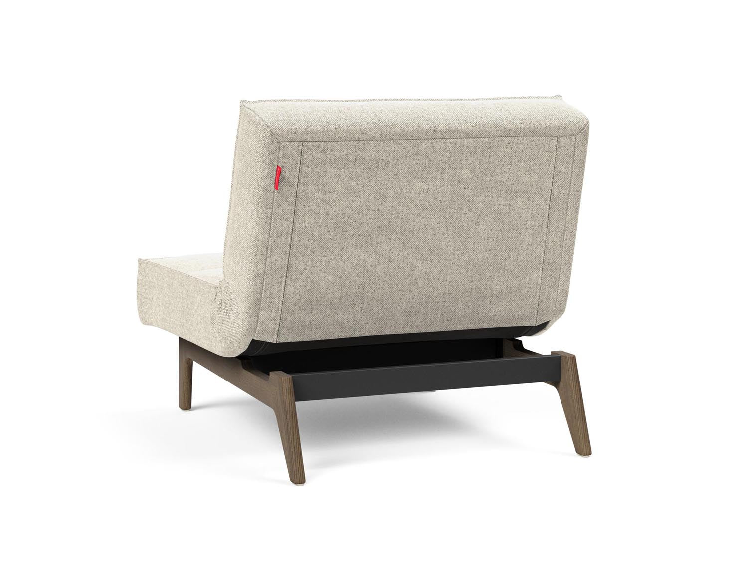 Entdecken Sie den Splitback Eik Sessel von Innovation Living: Ein elegantes, multifunktionales Möbelstück aus hochwertigem Eichenholz und Stahl.