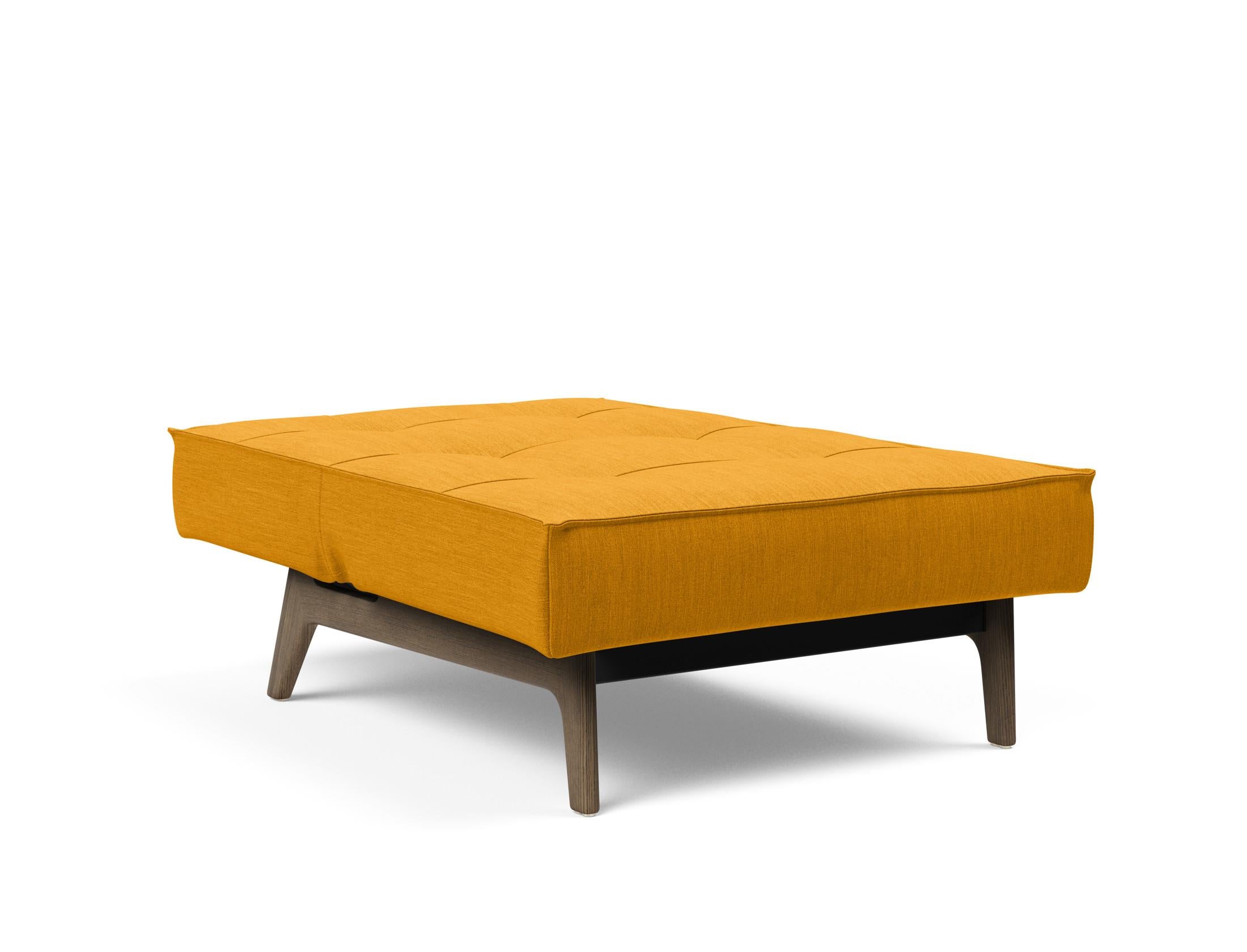 Erleben Sie den Splitback Eik Sessel von Innovation Living – ein stilvoller, flexibler Sessel aus hochwertigem Eichenholz und Stahl, ideal für jedes Zuhause.