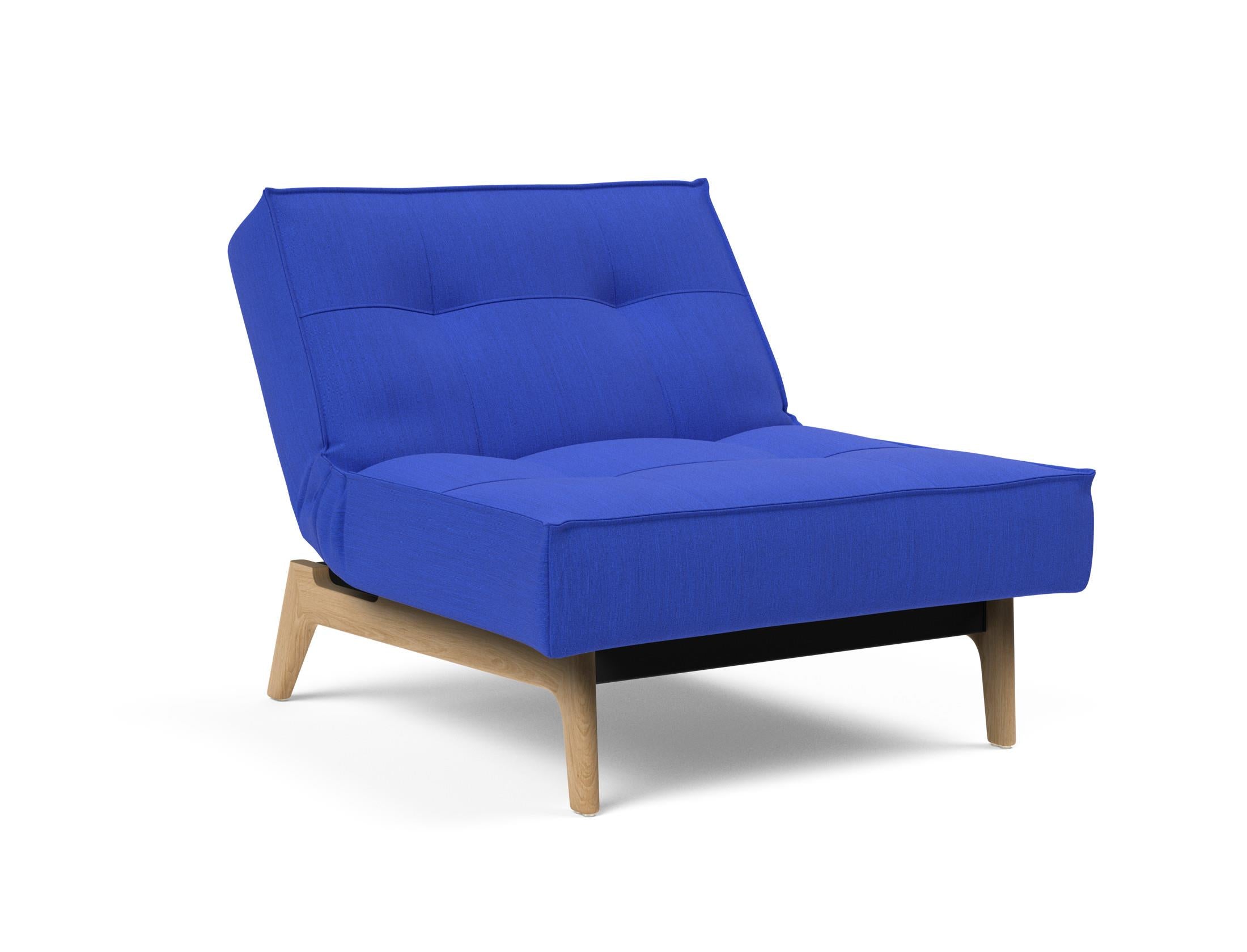 Erleben Sie den Splitback Eik Sessel von Innovation Living – ein stilvolles, flexibles Möbelstück aus robustem Eichenholz und stabilem Stahl, ideal für jedes Zuhause.