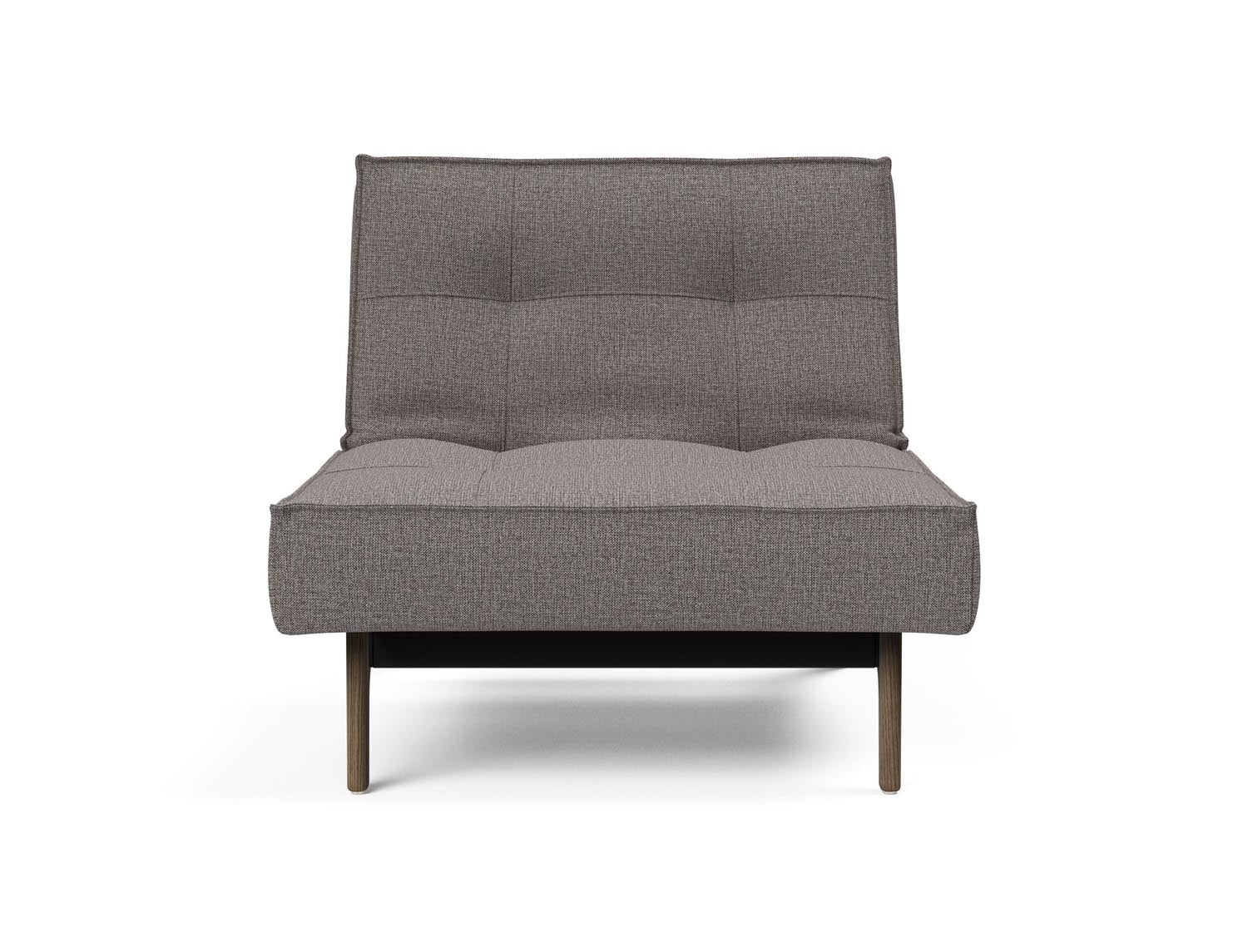 Erleben Sie den Splitback Eik Sessel von Innovation Living – ein stilvoller, flexibler Sessel aus hochwertigem Eichenholz und Stahl, ideal für jedes Zuhause.