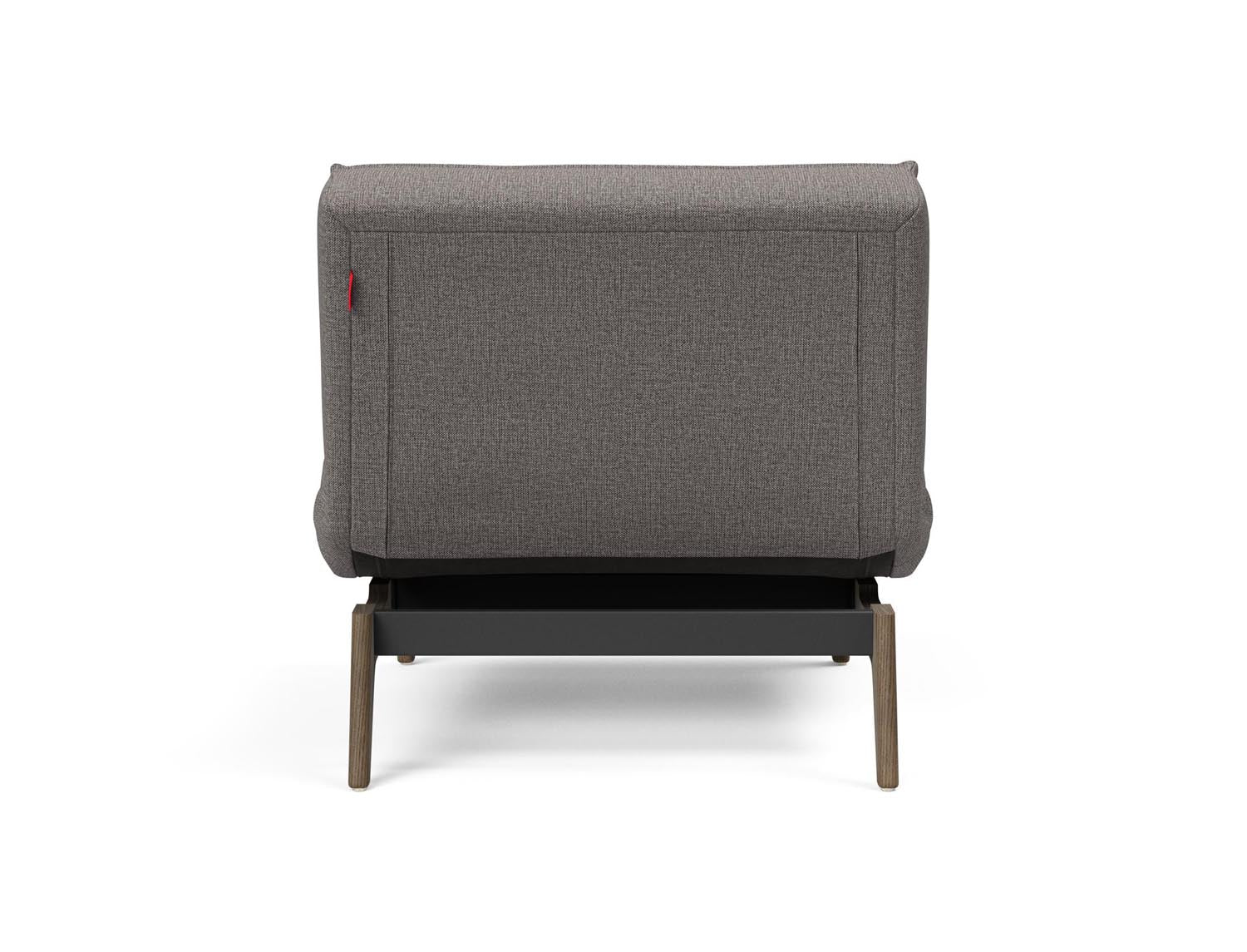 Erleben Sie den Splitback Eik Sessel von Innovation Living – ein stilvoller, flexibler Sessel aus hochwertigem Eichenholz und Stahl, ideal für jedes Zuhause.