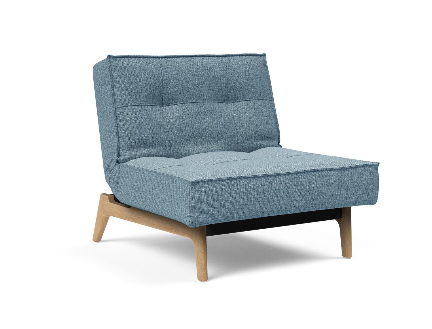 Erleben Sie den Splitback Eik Sessel von Innovation Living – ein stilvoller, flexibler Sessel aus hochwertigem Eichenholz und Stahl, ideal für jedes Zuhause.