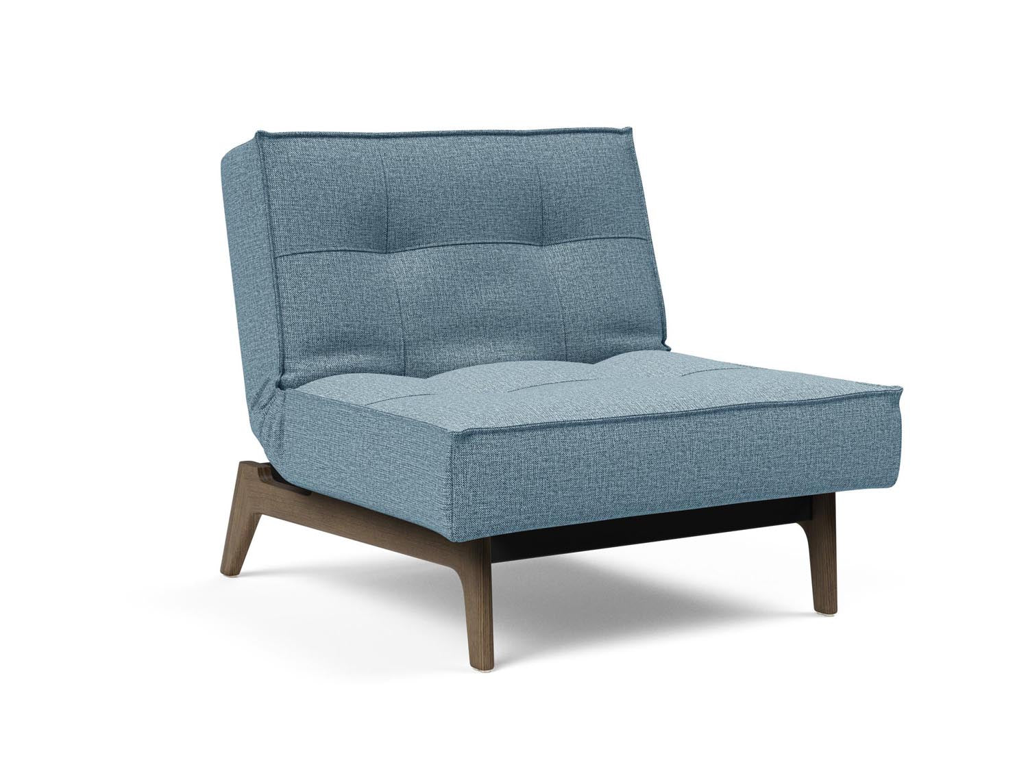 Erleben Sie den Splitback Eik Sessel von Innovation Living – ein stilvoller, flexibler Sessel aus hochwertigem Eichenholz und Stahl, ideal für jedes Zuhause.