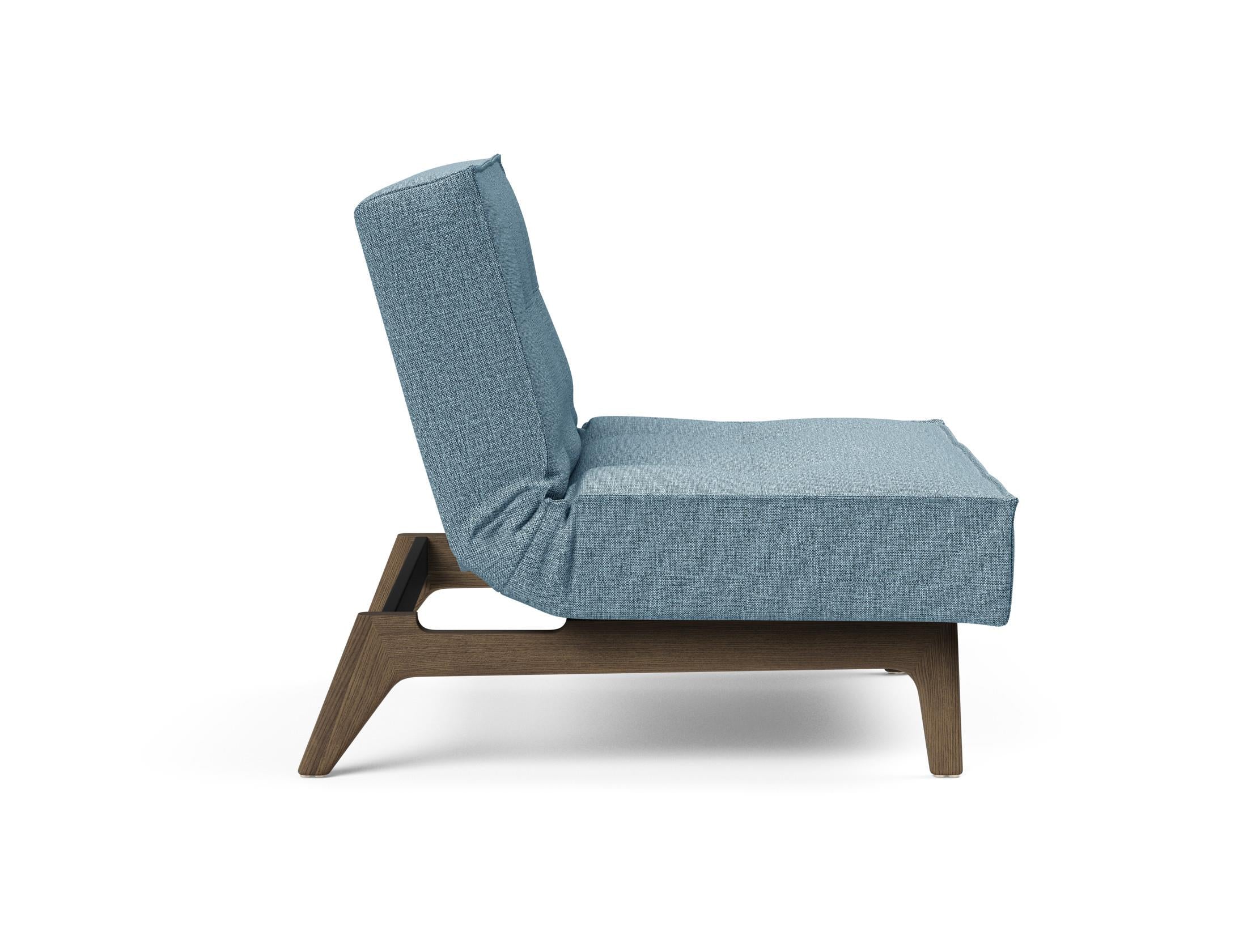 Erleben Sie den Splitback Eik Sessel von Innovation Living – ein stilvoller, flexibler Sessel aus hochwertigem Eichenholz und Stahl, ideal für jedes Zuhause.