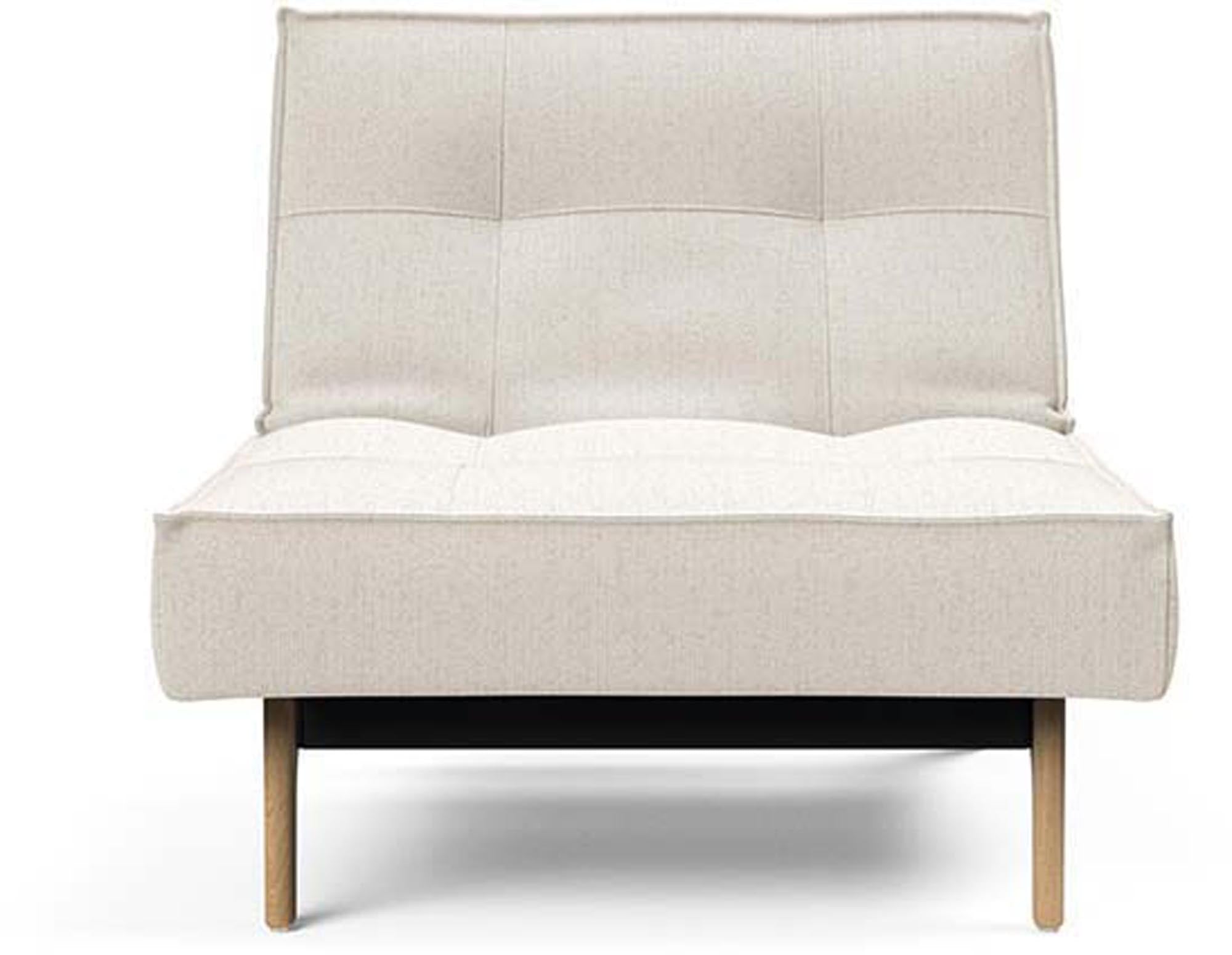 Erleben Sie den Splitback Eik Sessel von Innovation Living – ein stilvoller, flexibler Sessel aus hochwertigem Eichenholz und Stahl, ideal für jedes Zuhause.