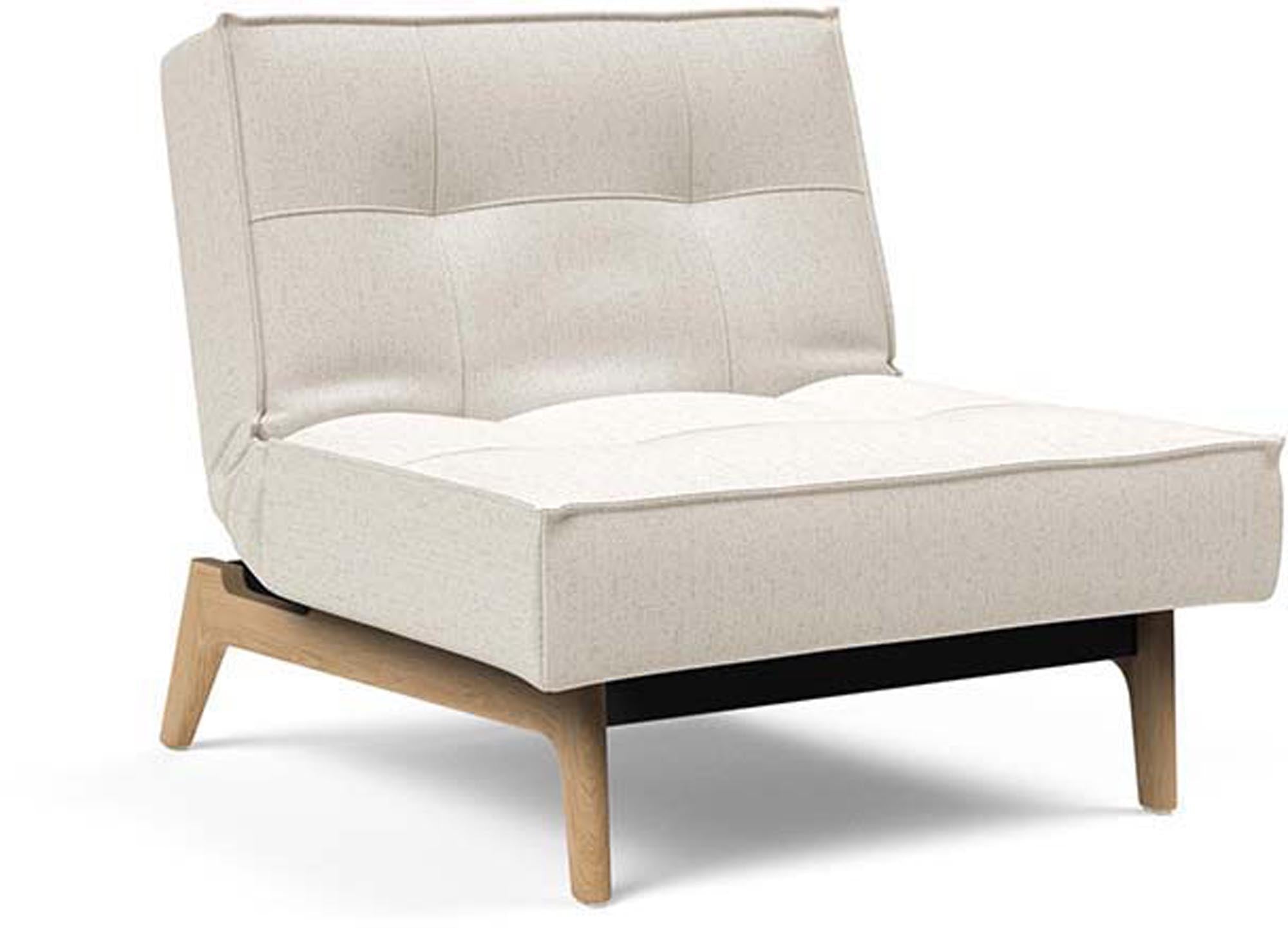 Entdecken Sie den Splitback Eik Sessel von Innovation Living – ein elegantes, multifunktionales Möbelstück aus robustem Eichenholz und Stahl, perfekt für Ihr Zuhause.